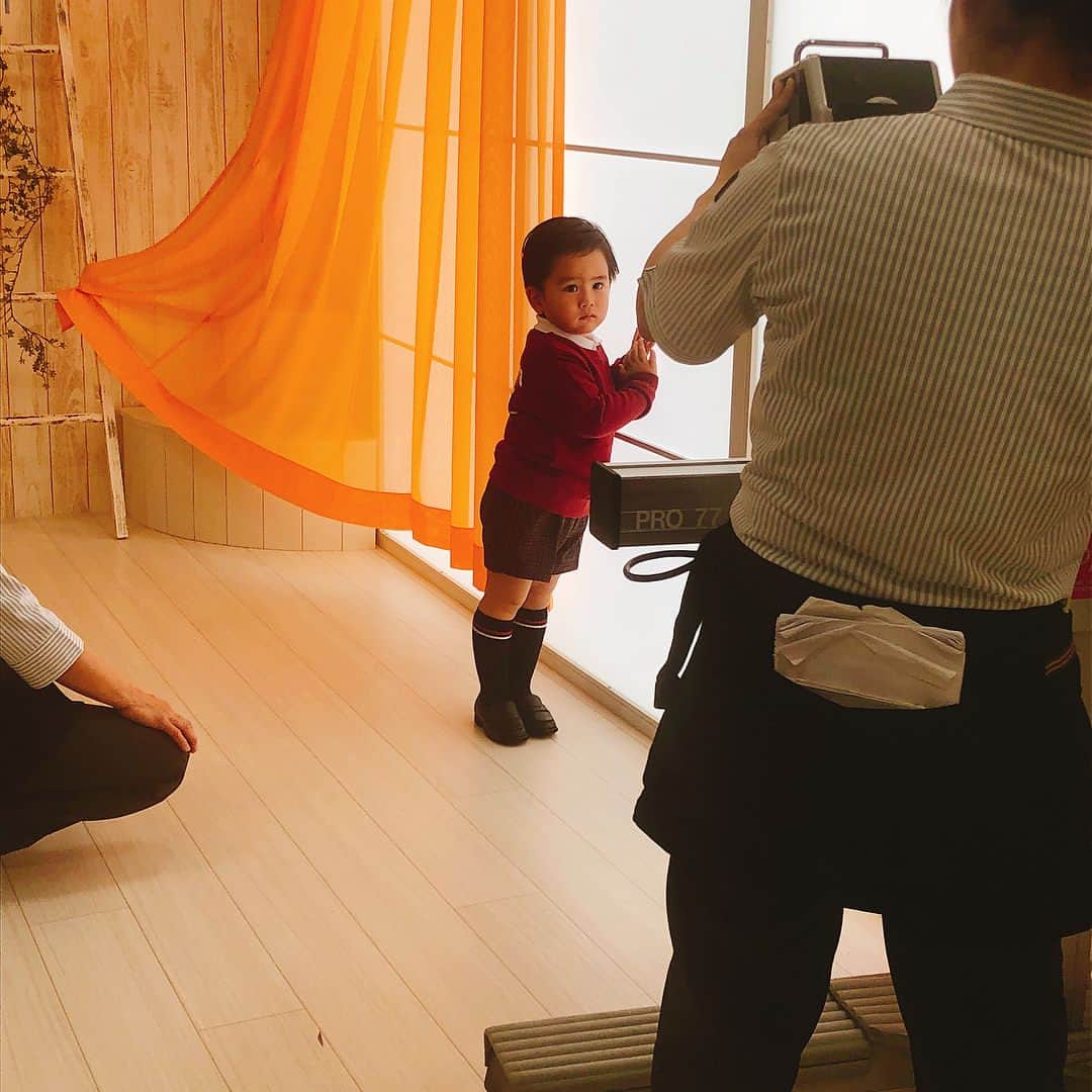 金子織江さんのインスタグラム写真 - (金子織江Instagram)「この間もうすぐ始まる学校の制服撮影をしてきました♡. 体は少し大きめですが、まだ3歳になったばかり👦💓 これからたくさんの事を吸収して、色々な事にチャレンジしていけたらいいね🌟‼︎. .. . . #息子 #3歳 #男の子 #制服 #撮影 #boy #model #cute #shooting #mama #スタジオアリス #湘南 #shonan  #親バカ部 💕 #instagood #instagram #instalove #love #happy」4月3日 15時12分 - orie_kaneko44