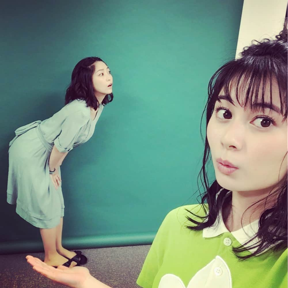 平田裕香のインスタグラム：「かめれおん系女子。  #キュウレンジャー #ゲキレンジャー #メレ #平田裕香 #ハミィ #大久保桜子 #手乗り♪ #ハミィちゃん めちゃかわゆす。」