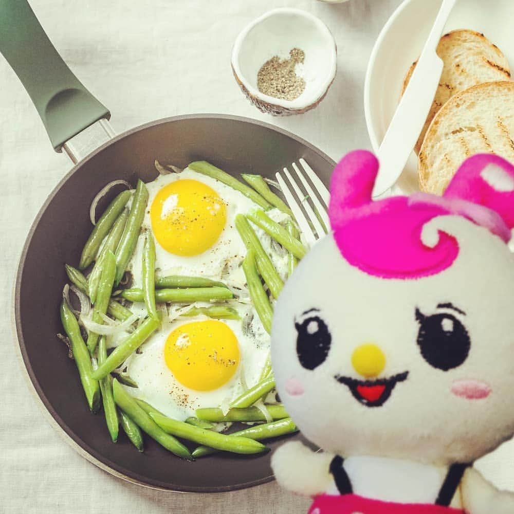 レオパリスくんのインスタグラム：「いつもの目玉焼きにインゲンをプラスしてみたの♫だって今日はインゲンマメの日なんですって(=•̆౪•̆=⋈)ｺﾞｯｸﾝ  #ぬいぐるみと撮り隊 #ぬい撮り #パリミちゃん #instagood #ぬいぐるみ #インゲン豆の日 #インゲン豆 #スキレット #目玉焼き #フライドエッグ #インゲン #サヤインゲン #サヤインゲンはカリウムとβカロテンたっぷり！」