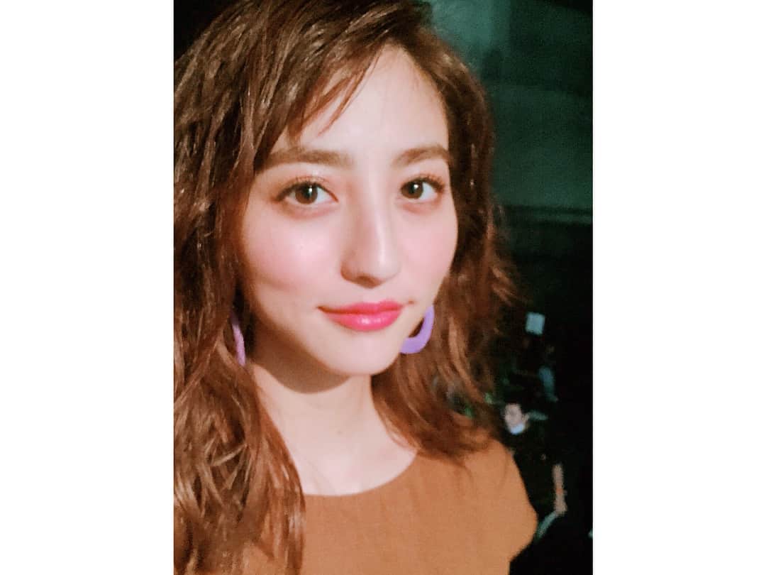 のインスタグラム：「TGCのときの @lowrysfarm_official のステージ🌸 ヘアメイクは @makiori  いつもありがとうこざいます☺️ 二枚目はずっとハマっているムーミンのゲーム♡笑 ムーミンにハマりすぎて半身浴しながらずっとムーミンのアニメ見てます。笑 独特な雰囲気でたまに深い話が出るのがいんだよなぁ。 #tgc #lowrysfarm #ムーミン」
