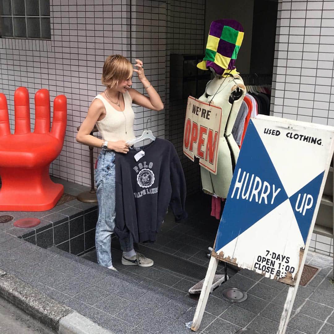 のインスタグラム：「👖👖👖 #koenji #japan #fashion #vintageclothingstore #vintage #used #hurryup ・ ・ ・ だいすきな古着屋さん👧✌️💭 ・ ロンT買いに来たはずが結局全く関係ない アイテムをゲットしてしまったけど めちゃくちゃお気に入り〜〜〜😍✨ ・ 久しぶりにゆっくり見にこれた( ´∀｀)💛」