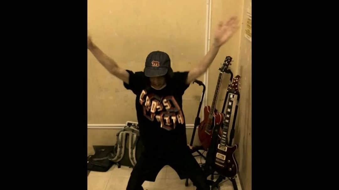 のインスタグラム：「新曲、▶︎START がアルプス一万尺を大胆に取り入れていることもあり、「ダイナミック・アルプス一万尺」を考案・練習中のガリ、明治。ラストの超高速明治さんをお見逃しなく👀  #魔法少女になり隊 #ましょ隊 #ましょ隊オフしょ #dance #ダンス #japanese #rock #band #tokyo #japan」
