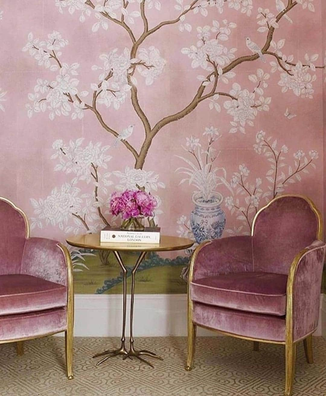 Roxy Sowlaty Interiorsのインスタグラム：「Favorite wallpaper and favorite side table 💓💗🌸💓💗」