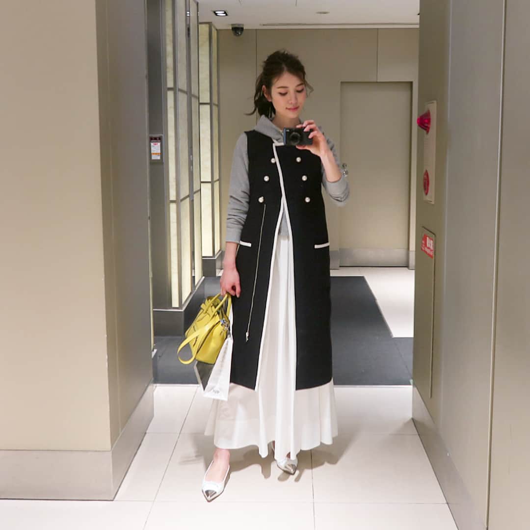のインスタグラム：「・ ブランチの時のコーデ。 パーカーにこのジレを羽織りたかったんだ💓 自分的にパーカーはかなり珍しい…特にグレーのスウェットは苦手アイテムだけど、ジレとスカートが少しエレガントにしてくれるから意外と着れた🙆‍♀️ そういうものはユニクロで😜 ・ Gilet/Dress: @seventenbymihokawahito Tops: @uniqlo  Skirt: @ronhermanstore  Shoes: @prettyballerinasjp  Bag: @celine」