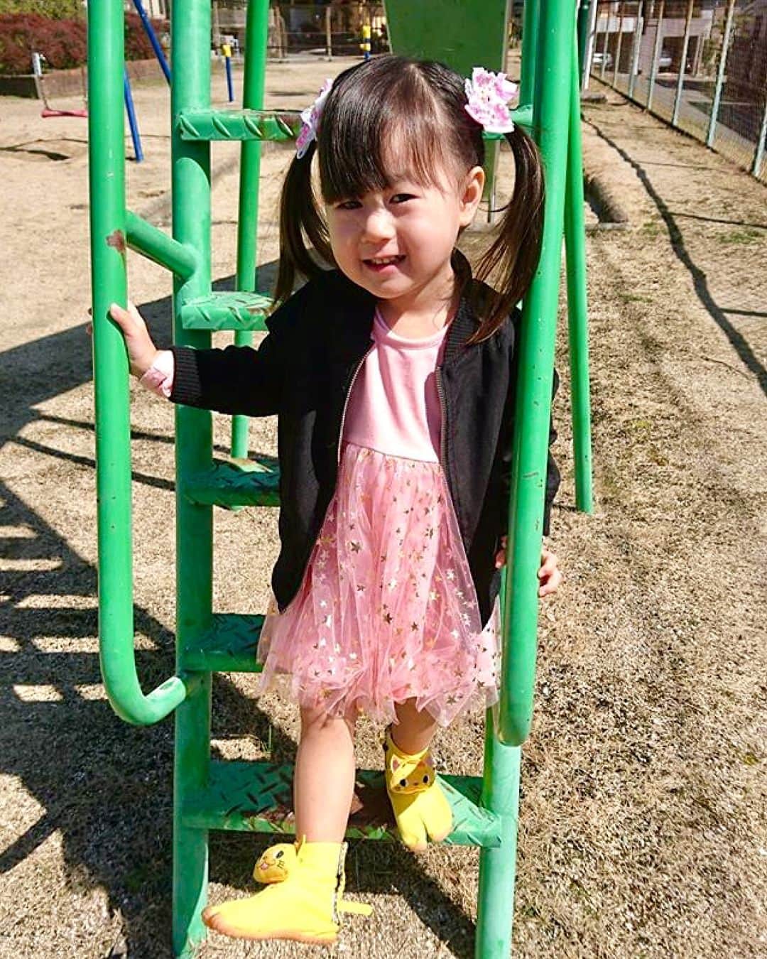 幼児用ファッション地下たびFUM FUM(ファンファン）のインスタグラム：「. 裸足ではける幼児用地下たびFUMFUMはこれからの時期にぴったり🙌🏻✨ . FUMFUMをはいて遊びながら一緒に踏児しましょう👣❤️ . FUMFUMは世界初！機能性と可愛さを兼ね備えた子ども用の地下足袋です✨詳しくは公式HPまで💁 ↓ @fumfum.tabi tabi-fumfum.jp/ig/  または【FUMFUM】で検索(☞＾Å＾)☞📲💻 . #ゲンナイ製薬 #キッズ #1歳 #2歳#3歳 #プレゼント #踏み育 #コドモノ #親バカ部 #ママリ #キッズコーデ #親ばか #ファンファン #散歩 #ファーストシューズ #ベビフル #ママカメラ #キャンペーン #足袋 #地下足袋 #小物入れ #ねこ  #fumfum #ig_kids #ig_kidsphoto #kidsgram_tokyo #love #family #ig_oyabakabu」