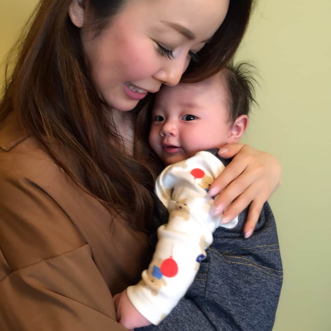 宮崎宣子さんのインスタグラム写真 - (宮崎宣子Instagram)「SAUTEDIのハーブティーは、 恵理子さんが作っております💖 43歳で元気な赤ちゃんを産み、 母子共に健康で元気なのは、ハーブのおかげなんじゃないかと信じる私✨  恵理子さんといると、 パワーをもらい、すごく前向きな気持ちになるんです💪✨ そんな恵理子さんのお誕生日をサプライズ🎂👏🎊❣️ いつまでも素敵な笑顔でいて下さい💕  SAUTEDIのハーブティーは、体調がイマイチな方にはもちろん、普段からの体質改善にもオススメです💖  有機にこだわり、添加物は一切使わないんです！  グルテンフリーのクッキーもオススメです🍪✨✨😆 私が肌荒れしていたら、その傷を治すクリームまでプレゼントしてくれました🎁  その気遣いにも頭が下がります😭💦 花粉症でグダグダな私にKATSUのハーブティーなども頂きました💕  本当にありがとうございます😊✨ #sautedi #ハーブティー #グルテンフリークッキー #お誕生日 #サプライズ #尊敬する人 #花粉症でグダグダ #katsu #ハーブティーで活力アップ #添加物は一切使用しておりません #ハーブの師匠 #いつもありがとうございます #息子さんが可愛くて仕方がない #私もいつかこんな日がくるのかな #抱っこだけで幸せ #また会いたいな @erikokimura.sautedi」4月3日 18時42分 - miyazaki_nobuko