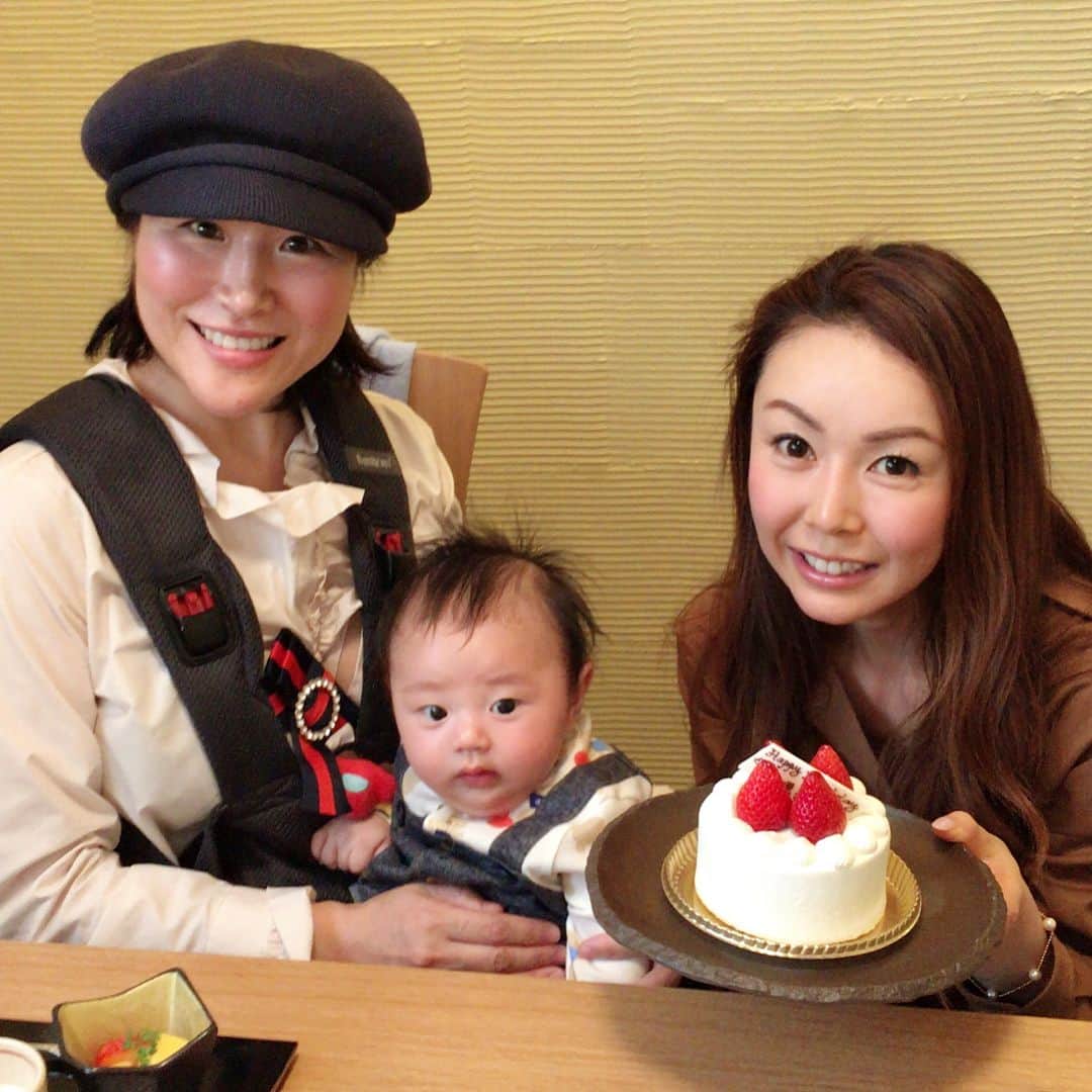 宮崎宣子さんのインスタグラム写真 - (宮崎宣子Instagram)「SAUTEDIのハーブティーは、 恵理子さんが作っております💖 43歳で元気な赤ちゃんを産み、 母子共に健康で元気なのは、ハーブのおかげなんじゃないかと信じる私✨  恵理子さんといると、 パワーをもらい、すごく前向きな気持ちになるんです💪✨ そんな恵理子さんのお誕生日をサプライズ🎂👏🎊❣️ いつまでも素敵な笑顔でいて下さい💕  SAUTEDIのハーブティーは、体調がイマイチな方にはもちろん、普段からの体質改善にもオススメです💖  有機にこだわり、添加物は一切使わないんです！  グルテンフリーのクッキーもオススメです🍪✨✨😆 私が肌荒れしていたら、その傷を治すクリームまでプレゼントしてくれました🎁  その気遣いにも頭が下がります😭💦 花粉症でグダグダな私にKATSUのハーブティーなども頂きました💕  本当にありがとうございます😊✨ #sautedi #ハーブティー #グルテンフリークッキー #お誕生日 #サプライズ #尊敬する人 #花粉症でグダグダ #katsu #ハーブティーで活力アップ #添加物は一切使用しておりません #ハーブの師匠 #いつもありがとうございます #息子さんが可愛くて仕方がない #私もいつかこんな日がくるのかな #抱っこだけで幸せ #また会いたいな @erikokimura.sautedi」4月3日 18時42分 - miyazaki_nobuko
