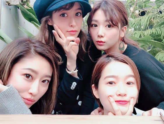 赤谷奈緒子のインスタグラム：「ななとテラスlunchしてテラスカフェへ😋💕 lunchテラスが良くて、 わざわざ40分近く2人で待ったけども。笑 萌ちゃんと久々すぎるちーちゃんも💛 テラスが気持ち良すぎて暗くなるまで外で語ってた本日♡ 幸せすぎた☺️ . . #lunch #terrace #cafe #friend  #girls #👭 #love」