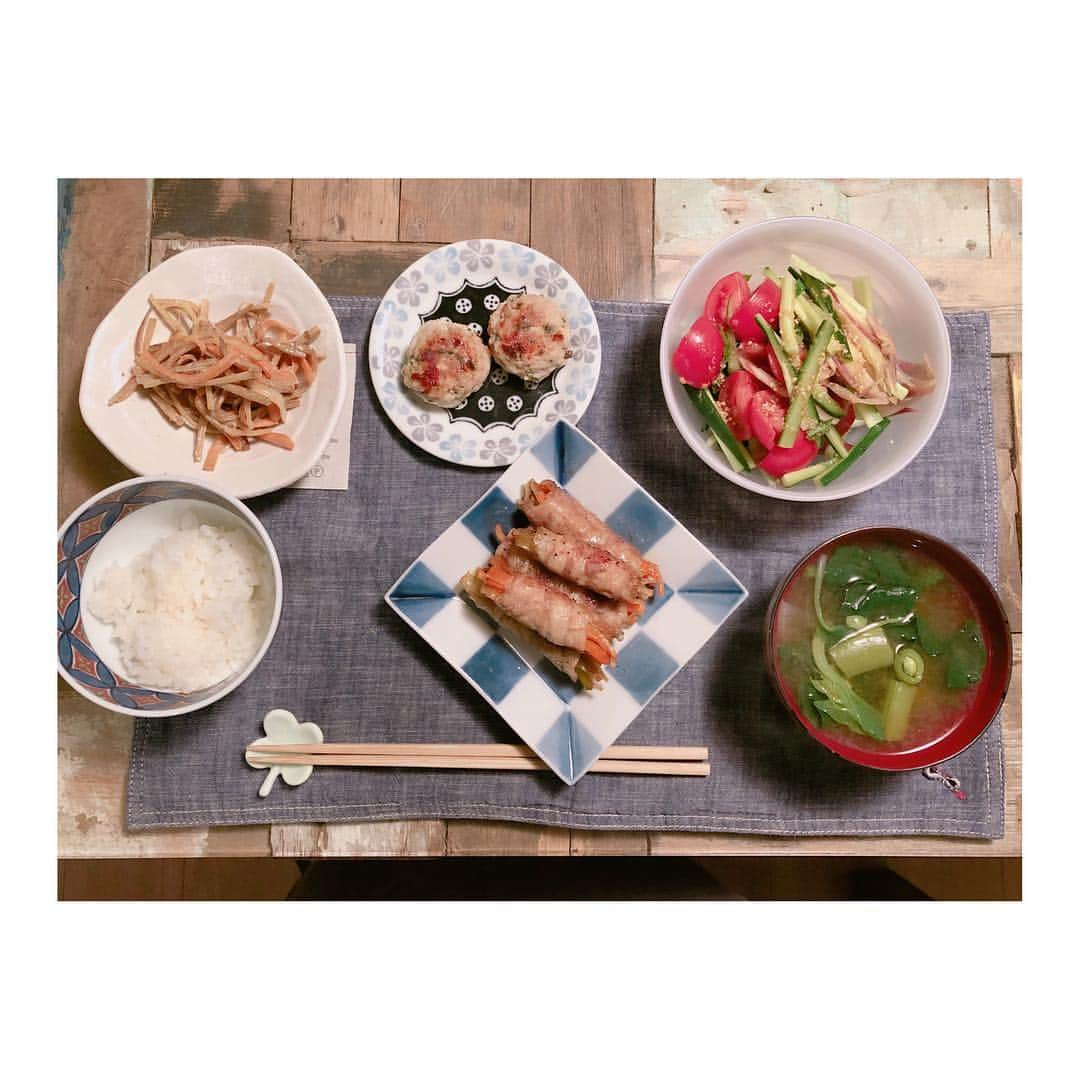 吉田明世さんのインスタグラム写真 - (吉田明世Instagram)「姉と甥っ子くんが来てくれた時の 晩ごはん🍴 我が家は肉巻き率高しです。 きんぴらとお味噌汁は 姉が作って来てくれました☻ #体重管理 #いい感じです #晩ごはん #お家ごはん」4月3日 20時21分 - akiyo0414