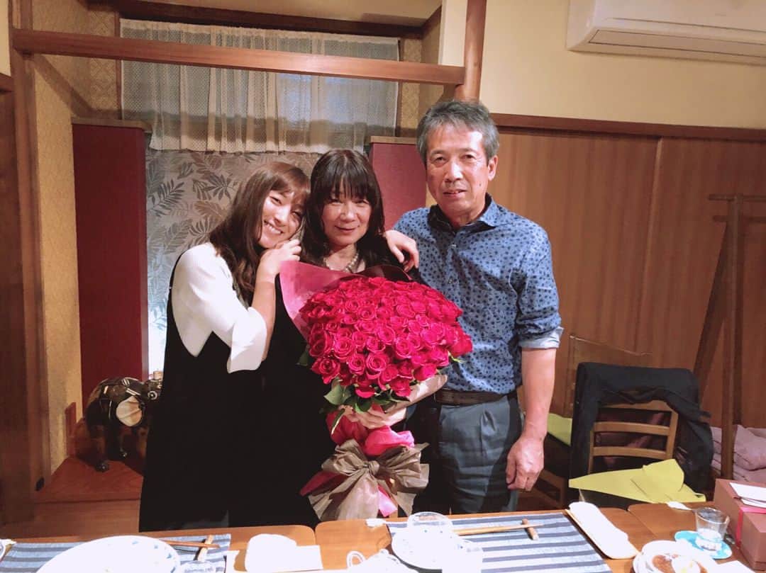 加藤雅美さんのインスタグラム写真 - (加藤雅美Instagram)「. 今日は私の大好きな 相方悠のお母さん、 和子さんの誕生日ということで 友人ご夫婦とのお食事に私も 便乗させていただき一緒に お祝いさせていただきました☺️🎂❤️ . 薔薇の花束はお父さんからの サプライズです🌹❤️素敵😆✨ . カウントダウンも ご実家で一緒にさせていただき、 梅まみで選んだプレゼントもお手紙も 幸せ❤️って涙しながら喜んでくださって、 その姿を見て梅まみも泣いて３人で号泣😭💓笑 . いつも明るくて優しくてポジティブで 本当の娘のように可愛がってくださる お母さん💓感謝してもしきれません！ いつも本当にお世話になり ありがとうございます😊❣️✨ . 今回も『まみちゃんはうちの娘だから 本当の実家だと思って いつでも三重に帰ってきてね！』って 言ってくださり嬉しかったです😢 . そしたら悠が 『悠がおらんくても三重に帰ってきて いいから！』って😆💓笑笑 お母さんもいいよ！って 言ってくださったので、 1人でも三重に帰郷したいと思います☺️✨笑 . お母さんに親孝行していけるように これからもお仕事頑張ります✊✨ . 本当におめでとうございます㊗️🎊❤️ . #和子love #梅田家love #お母さん #お誕生日 #おめでとうございます #梅田悠 #加藤雅美 #梅まみ #親子 #三重県 #感謝 #❤️#松阪市 #family #instagood #hbd #mymother #love #happy #smile #🎂 #happybirthday  #photooftheday #japanesegirl #me #mieken #japan #tflers #followme」4月3日 22時35分 - mamikato97