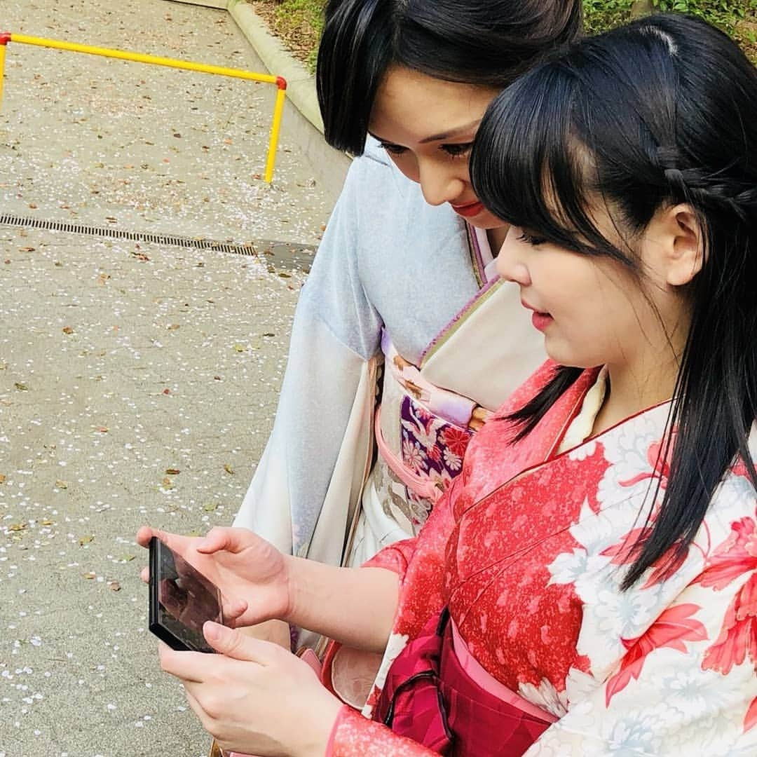 玉木碧さんのインスタグラム写真 - (玉木碧Instagram)「お花見をしながら、アクティビティがあったので遊びました～💓 #ドローン の操作初体験！ 上空から自分達を撮影できます😀 フルーツの妖精になれたり😏笑 #浮世絵 の中に入れたり🌸 #VR で #桜のシューティングゲーム をしたり🔫 無料で体験出来たのでずっと入り浸ってしまいました😆 実際の桜も見れて、テクノロジーの体験で春を感じられたので大満足で夏を迎えられそうです😁 イベントは4月6.7日もやるみたいです💡  http://www.tokyo-marriott.com/restaurants/g/terrace/index.html  #御殿山トラストシティ #東京マリオットホテル  #着物好き  #セントフォース #江連裕子 さん #谷中麻里衣 さん #玉木碧」4月3日 22時46分 - tamaki_aoi.official