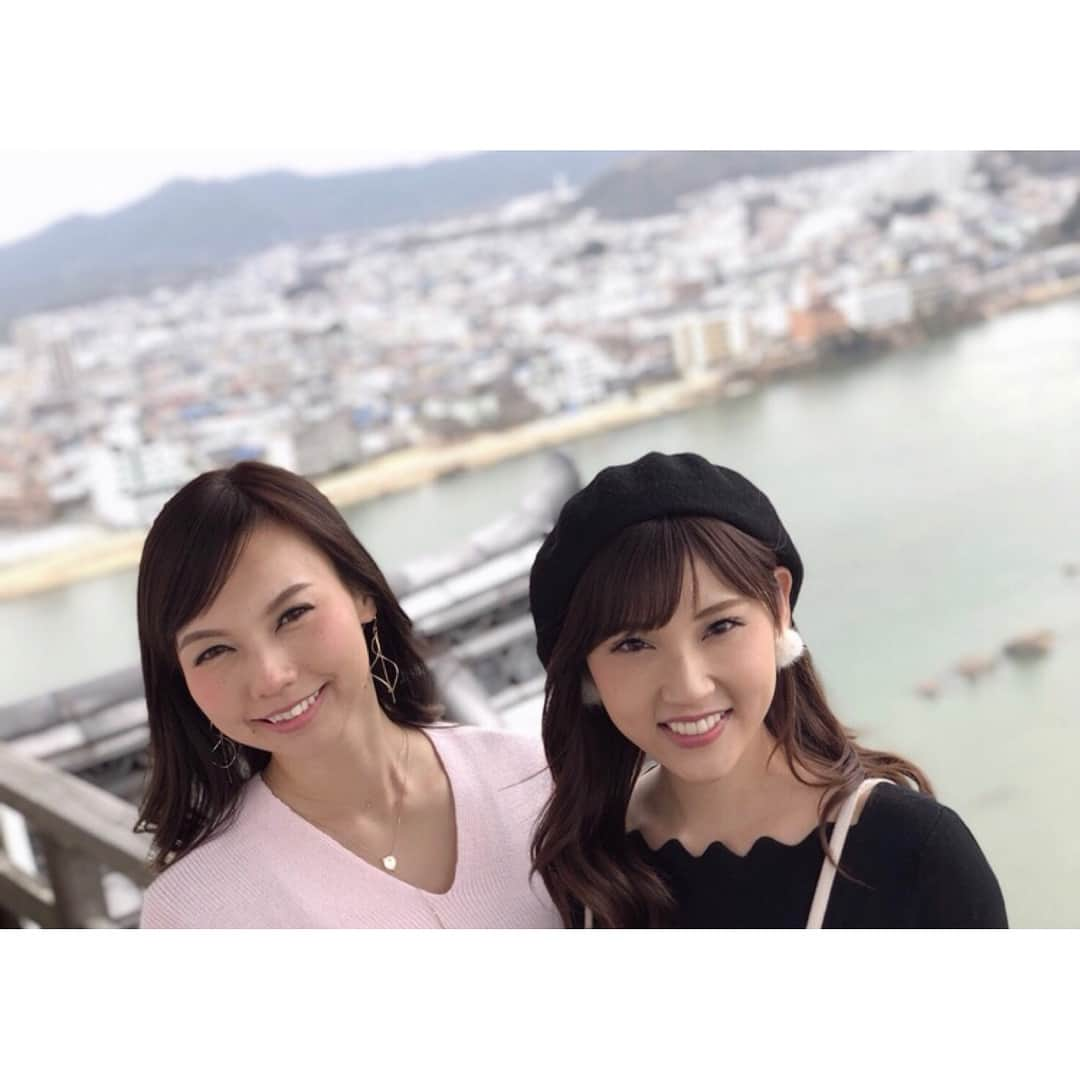 森脇亜紗紀さんのインスタグラム写真 - (森脇亜紗紀Instagram)「❤︎ ❤︎ ❤︎ 早速たくさんの方が660magazine 見て下さったみたいで..☺️♥️ とっても嬉しい(*´꒳`*)❤︎ ありがとうございます💓 ・ かっこいい✨って嬉しいお声を たくさん頂いたのですが、、🙏🏻 かっこいいシチュエーションで撮影して頂き いつもの私とはまた違ったクールな姿から 女子旅でわいわいしてる姿など いろんな姿を見て頂けると思います😆✨ 絶賛発売中なので、まだの方は ぜひぜひゲットしてくださいね😍💓 ・ ・ そしてもうひとつ☝︎✨ パーソナリティーを務めている、 【ステラ★ミュージックDRIVE!】 〜サーキットを奏でろ！〜 ・ 4月公開収録日程が変更になりました！ 当初予定4月5日 → 変更後4月13日 ▷ 次回の収録日は4月13日(金)です😊✨ 急な変更ですが、、ぜひぜひ 皆さんにお会いできるのを 楽しみにしてますね😌♥️ ・ ステ★ミュー公式Twitterもできたので ぜひ私のTwitterからそちらをフォローして 情報チェックお願いします😊❤︎ #660magazine#芸文社#絶賛発売中 #表紙#thankyou#感謝 #ステラ★ミュージックDRIVE! #ラジオ#市川うららfm#新番組 #雑誌#offshot#犬山城#絶景 #でも実は#高所恐怖症  #若干顔引きつってる 😂笑」4月3日 22時49分 - asaki516