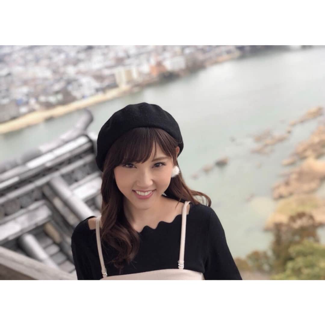 森脇亜紗紀さんのインスタグラム写真 - (森脇亜紗紀Instagram)「❤︎ ❤︎ ❤︎ 早速たくさんの方が660magazine 見て下さったみたいで..☺️♥️ とっても嬉しい(*´꒳`*)❤︎ ありがとうございます💓 ・ かっこいい✨って嬉しいお声を たくさん頂いたのですが、、🙏🏻 かっこいいシチュエーションで撮影して頂き いつもの私とはまた違ったクールな姿から 女子旅でわいわいしてる姿など いろんな姿を見て頂けると思います😆✨ 絶賛発売中なので、まだの方は ぜひぜひゲットしてくださいね😍💓 ・ ・ そしてもうひとつ☝︎✨ パーソナリティーを務めている、 【ステラ★ミュージックDRIVE!】 〜サーキットを奏でろ！〜 ・ 4月公開収録日程が変更になりました！ 当初予定4月5日 → 変更後4月13日 ▷ 次回の収録日は4月13日(金)です😊✨ 急な変更ですが、、ぜひぜひ 皆さんにお会いできるのを 楽しみにしてますね😌♥️ ・ ステ★ミュー公式Twitterもできたので ぜひ私のTwitterからそちらをフォローして 情報チェックお願いします😊❤︎ #660magazine#芸文社#絶賛発売中 #表紙#thankyou#感謝 #ステラ★ミュージックDRIVE! #ラジオ#市川うららfm#新番組 #雑誌#offshot#犬山城#絶景 #でも実は#高所恐怖症  #若干顔引きつってる 😂笑」4月3日 22時49分 - asaki516