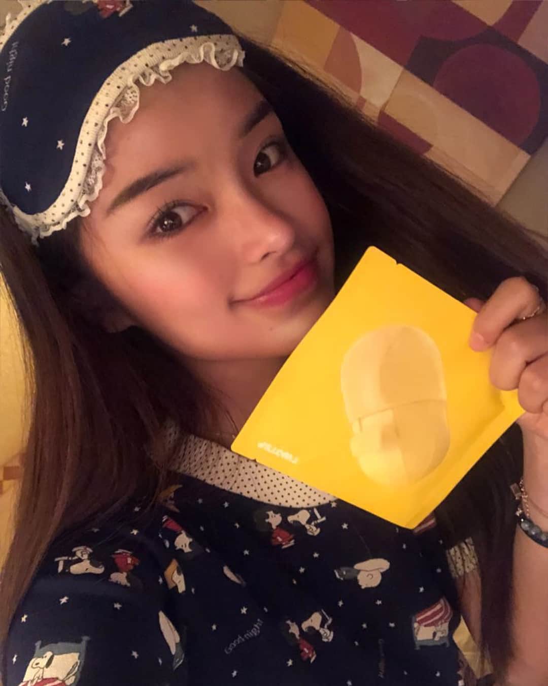 カン・ギョンミンさんのインスタグラム写真 - (カン・ギョンミンInstagram)「여행와서 빠질 수 없는 팩시간 ,, 💛 밀착도 잘되고 보습도 대박적이라 아침에 화장이 너무나도 잘 먹지 말입니다 (◜▿‾ )ﾉ . . . . . #꿀바  #노랭이팩  #XS사이즈팩 @2twotsp」4月3日 23時21分 - kkmmmkk