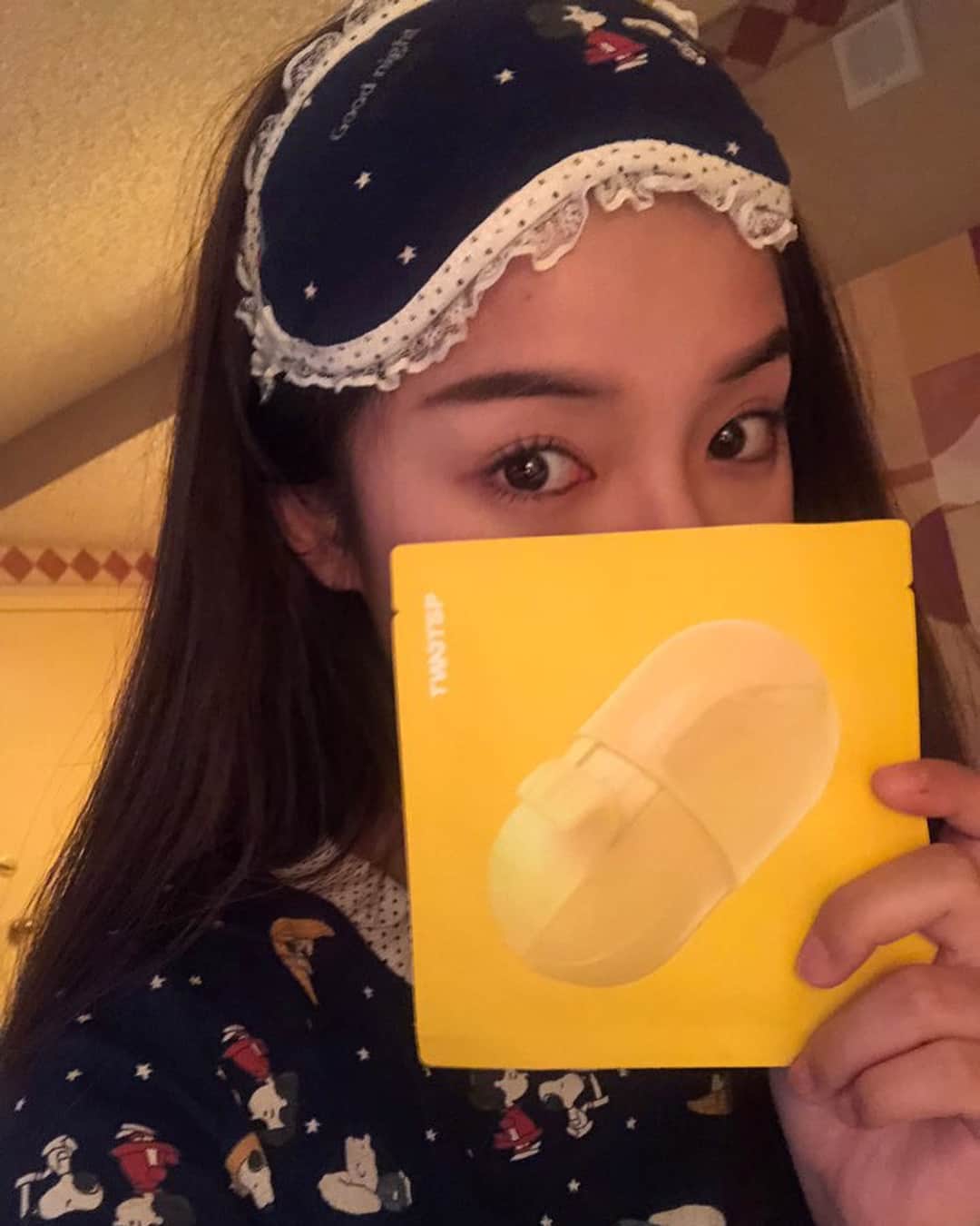 カン・ギョンミンさんのインスタグラム写真 - (カン・ギョンミンInstagram)「여행와서 빠질 수 없는 팩시간 ,, 💛 밀착도 잘되고 보습도 대박적이라 아침에 화장이 너무나도 잘 먹지 말입니다 (◜▿‾ )ﾉ . . . . . #꿀바  #노랭이팩  #XS사이즈팩 @2twotsp」4月3日 23時21分 - kkmmmkk