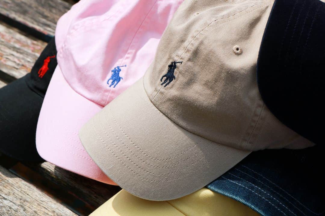 のインスタグラム：「. 【MEN'S ITEM】 . 実店舗限定でPOLO RALPH LAURENが入荷。 . ユニセックスで使えるキャップやTシャツから、オーセンティックなシャツまで豊富なラインナップ。 . 正統派にもストリートにも解釈できるアイテムたちをお楽しみください。 . #ralphlauren #poloralphlauren #polo #polocap #cap #tee #tshirts #shirts #buttondownshirt #buttondown #oxford #oxfordshirt #poloshirt #poloshirts #sox #converse #allstar #ラルフローレン #ポロラルフローレン #ラルフローレンキャップ #freaksstore #フリークスストア」