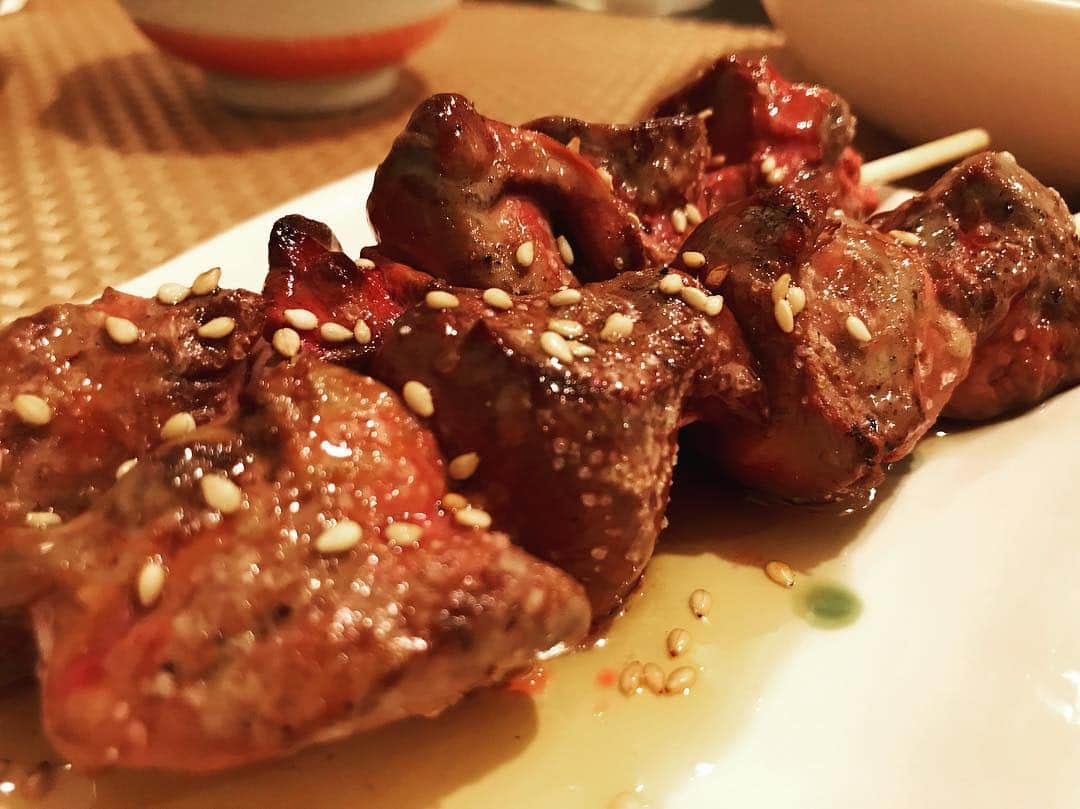 KYOHEYのインスタグラム：「絶品レバーに、、、 出会ったぁぁぁ🤤🤤🤤 これは確実に通う！！！ 武蔵小山いいとこ！😋✨ #武蔵小山 #東京 #酉の市 #焼鳥 #素敵な出会い #モチベーション #最高 #美味しい #dinner #赤提灯」