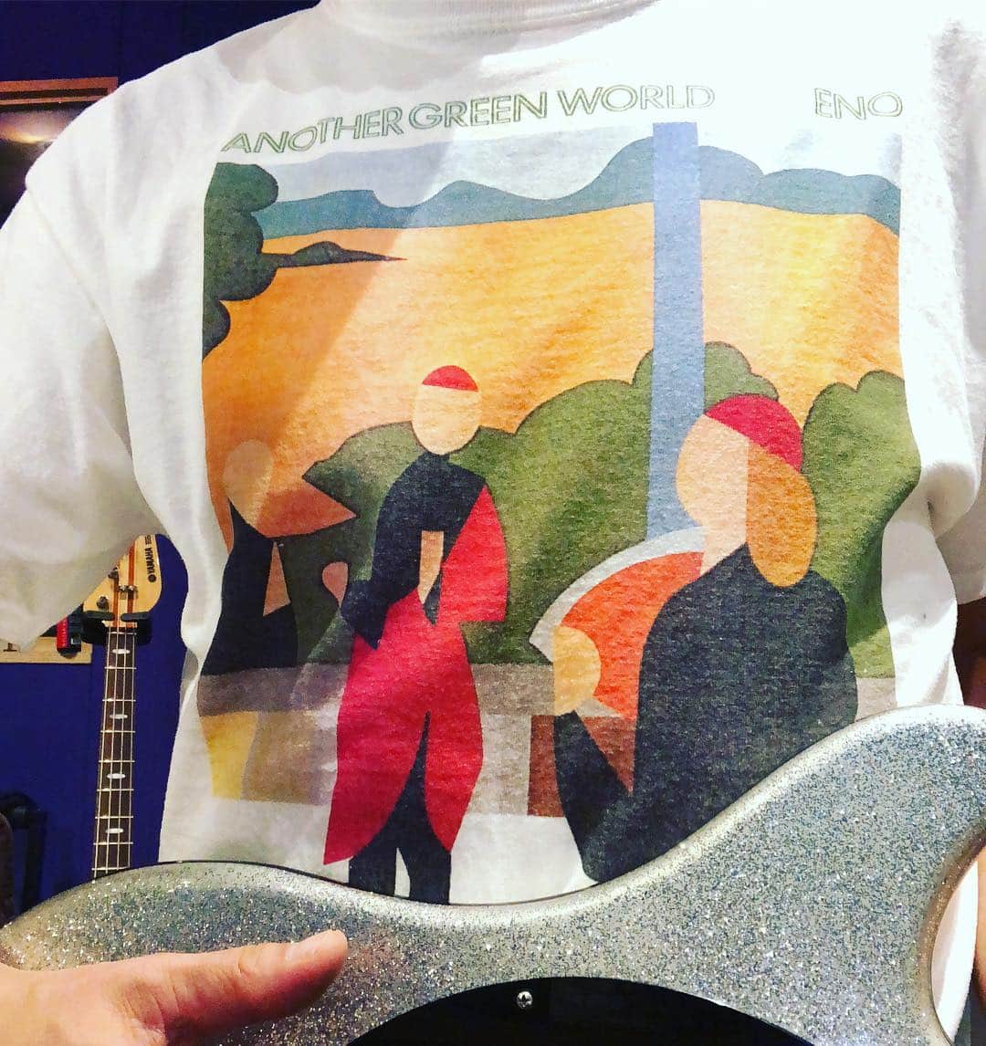布袋寅泰さんのインスタグラム写真 - (布袋寅泰Instagram)「Today’s T-shirts”another green world” Brian Eno. 後ろに見えるのは亀田誠治君からの餞別、YAMAHAカメダモデル。#tshirt #fashion #brianeno #anothergreenworld #hahnguitars」4月4日 1時10分 - hotei_official