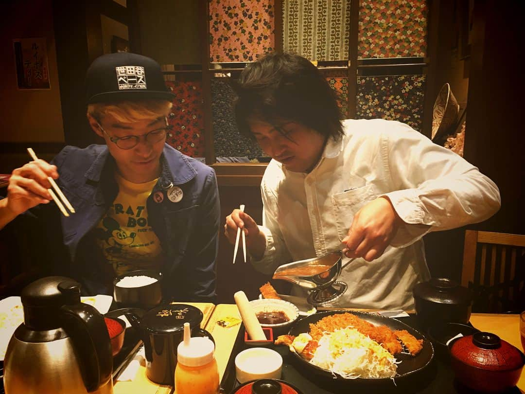 大村ジーニアスさんのインスタグラム写真 - (大村ジーニアスInstagram)「久しぶりにKYKのとんかつ定食食べてきた！ #最近綺麗にスイーツを撮ることにハマってる #綺麗に撮れてるかどうかは置いといて #とんかつ食べに来たのにカレーソースに夢中な2人 #僕は塩とわさび醤油ととんかつソースで楽しんでた #でもカレーソースに夢中な2人 #ダブルヒガシ大東 #ラニーノーズ山田」4月4日 1時38分 - kenjitimekenjitime