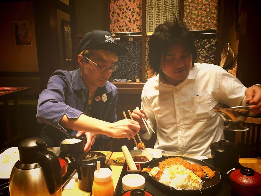 大村ジーニアスさんのインスタグラム写真 - (大村ジーニアスInstagram)「久しぶりにKYKのとんかつ定食食べてきた！ #最近綺麗にスイーツを撮ることにハマってる #綺麗に撮れてるかどうかは置いといて #とんかつ食べに来たのにカレーソースに夢中な2人 #僕は塩とわさび醤油ととんかつソースで楽しんでた #でもカレーソースに夢中な2人 #ダブルヒガシ大東 #ラニーノーズ山田」4月4日 1時38分 - kenjitimekenjitime