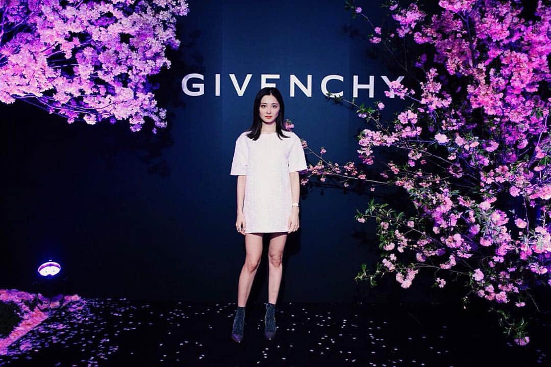 大石絵理のインスタグラム：「New haute couture collection party🖤👘⚡️ My fashion of today is  Dress @givenchyofficial  Ring @chanelofficial  Watch @franckmuller_geneve  Heels @louboutinworld  #GivenchyWorldTour #givenchy #hautecouture #ericloset」