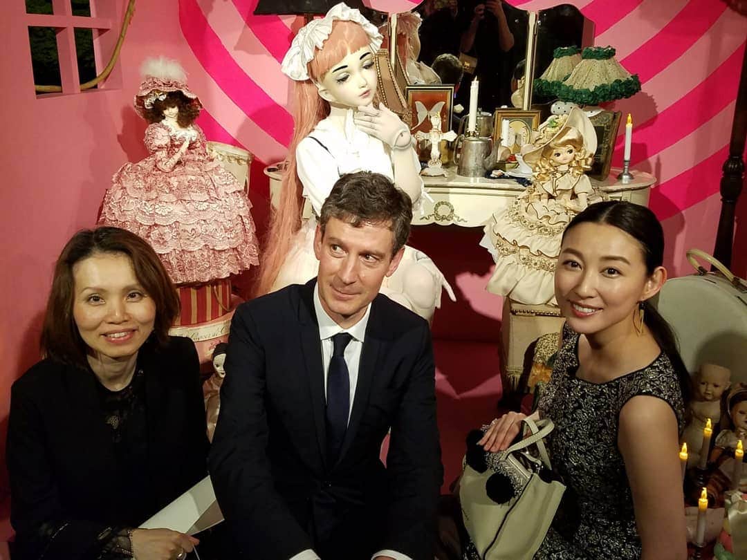 池田香織さんのインスタグラム写真 - (池田香織Instagram)「昨夜は、フランス大使館で開催された、#givenchy のパーティーへ。  幻想的な桜に出迎えられた先には、美しくて妖艶な世界が広がっていました🌸  並ぶお洋服たちも、思わず息が漏れるほど美しかったなぁ。  巨大だるま落としやヨーヨーすくいなどの、日本ならではの遊びがいくつかあったり、和装のドラッグクイーンたちが盛り上げてくれていたり、真夏の夜祭りに感じるような魅惑的な雰囲気がさらに増していました。  #givenchy #お洋服は #こちらもとっても美しい #marcjacobs」4月4日 10時08分 - qaori