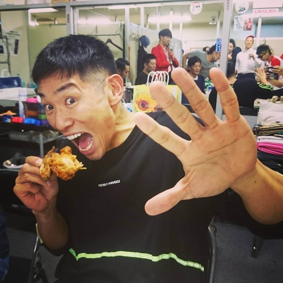 のインスタグラム：「筋肉芸人のレイザーラモンHGさんが、欲望に負けてケンタッキーのフライドチキンを食べる瞬間を激写(スクープなのです)！！！！ #レイザーラモンhg #スクープ #レア #プレミア #貴重 #珍しい #激写 #筋肉 #筋肉芸人 #欲望 #ケンタッキー #食らう #芸人さん #撮影 #レギュラー松本 #あるある探検隊」