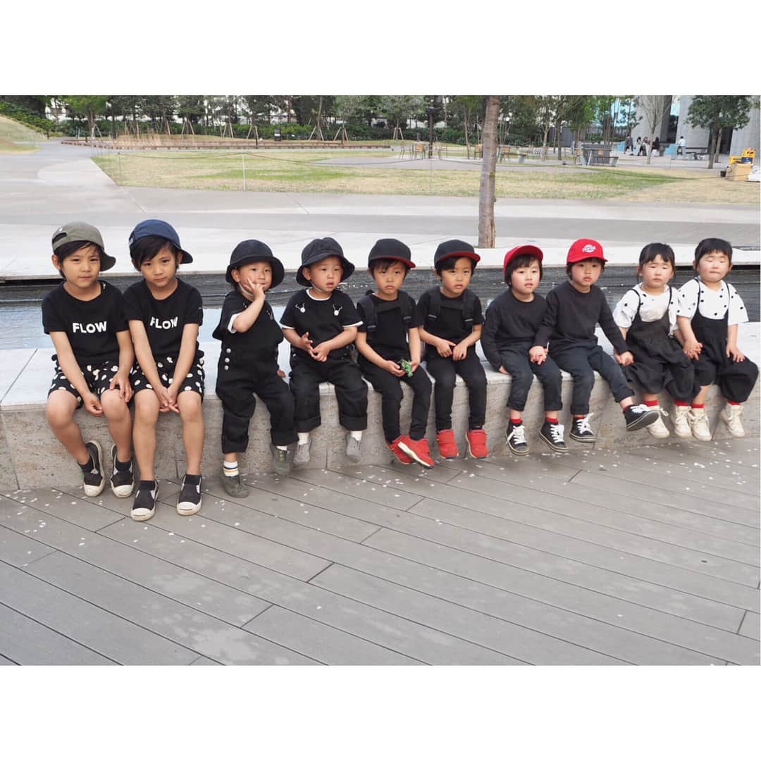 のインスタグラム：「❤︎ 先日男子多めで遊びました❤︎ みんな真っ黒になること前提で ブラックコーデに❤︎ほんと汚して遊んでました😆👍 みんな可愛すぎました❤︎ママ達も可愛すぎ😂😂😂🙈 thanks @ayaka0607 @shimonomiii @miyu213213 @maaaaari__0310 * * #fashion#coordinate#ootd#trend#outfit#instafashion#twins#ig_kidsphoto#ig_twins#cutetwinsclub#kids_japan#love#kidsfashion#twinslove#twinsboys#mamagirl#7歳#ママリ#男の子#双子」
