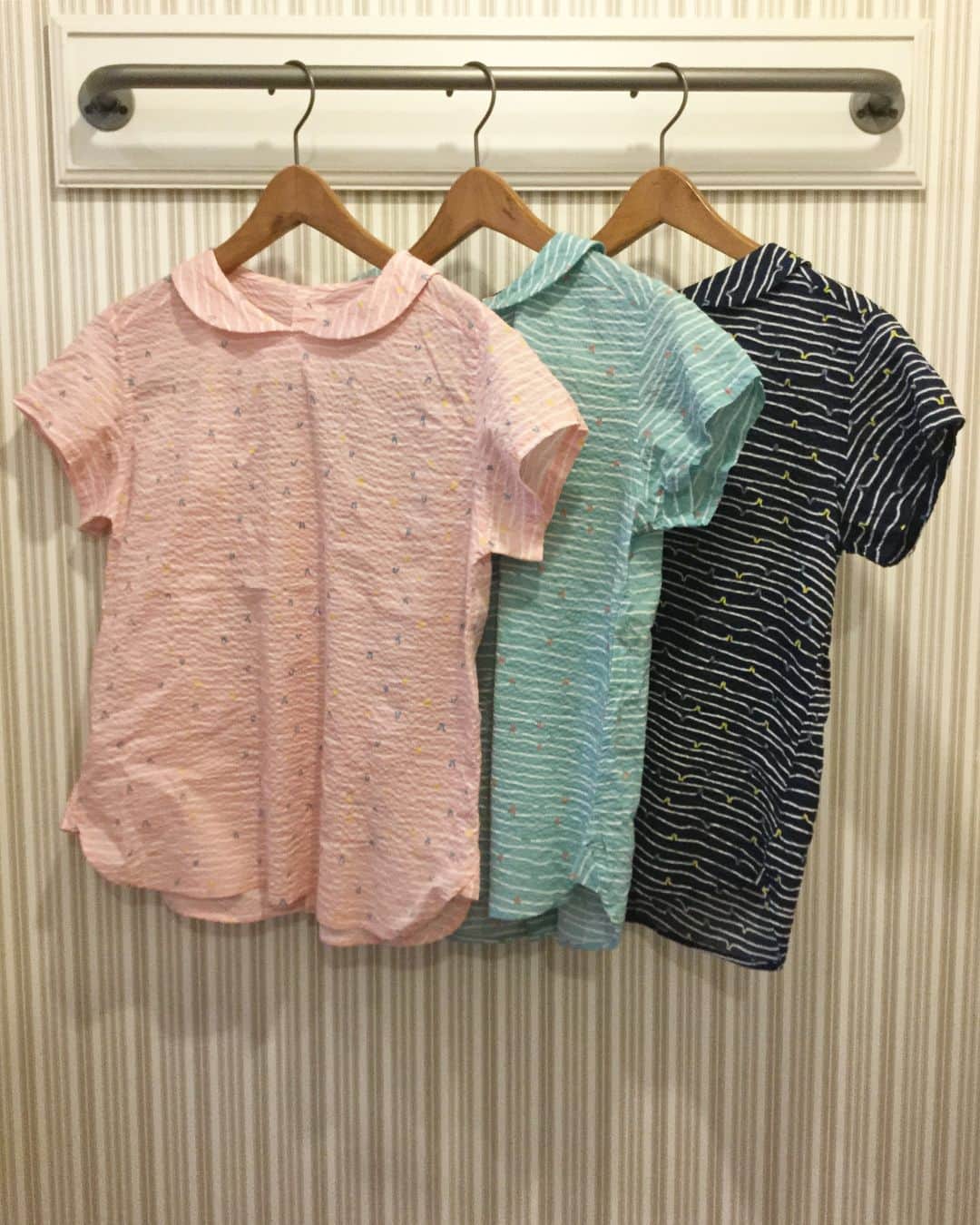 のインスタグラム：「〈BEAMS BOY〉 ボーダー ラウンドカラー バッグ釦 ¥9,800+tax . 立体的なシボ感があるため、肌離れが良く、通気性に優れています🌿風合いが非常にソフトで軽さが特徴の完全耐久性シワ加工を施したナチュラルなクオリティで、 これからの季節にオススメの一品です😊✨ BEAMS#BEAMSBOY#traditionalodyssey#ishikawa#kanazawa #japan#beams金沢#ootd#ビームス#ビームスボーイ#ブラウス#シャツ#石川#金沢#日本#ビームス金沢」