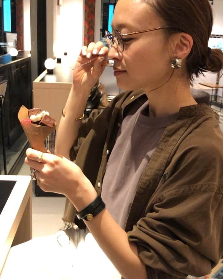 野尻美穂のインスタグラム：「@hicacao.jp 好きすぎてまたチョコ3箱補充にきた🍫🤤💕💭 着てる服はサンタモニカで買ったラルフローレンのリメイクシャツに#mihonano のノースリーブです🤗パンツは昨日も載せてたサージ🤔 #hicacao #動画のやつは新しいメニューチョコチーズケーキ🤤🧡#これ食べるからお昼抜きました笑」