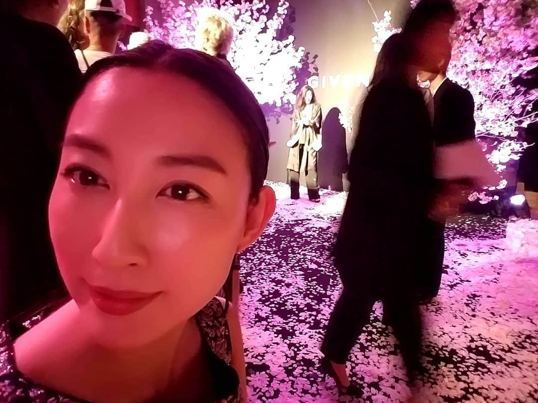 池田香織のインスタグラム：「昨夜は、フランス大使館で開催された、#givenchy のパーティーへ。  幻想的な桜に出迎えられた先には、美しくて妖艶な世界が広がっていました🌸  並ぶお洋服たちも、思わず息が漏れるほど美しかったなぁ。  巨大だるま落としやヨーヨーすくいなどの、日本ならではの遊びがいくつかあったり、和装のドラッグクイーンたちが盛り上げてくれていたり、真夏の夜祭りに感じるような魅惑的な雰囲気がさらに増していました。  #givenchy #お洋服は #こちらもとっても美しい #marcjacobs」