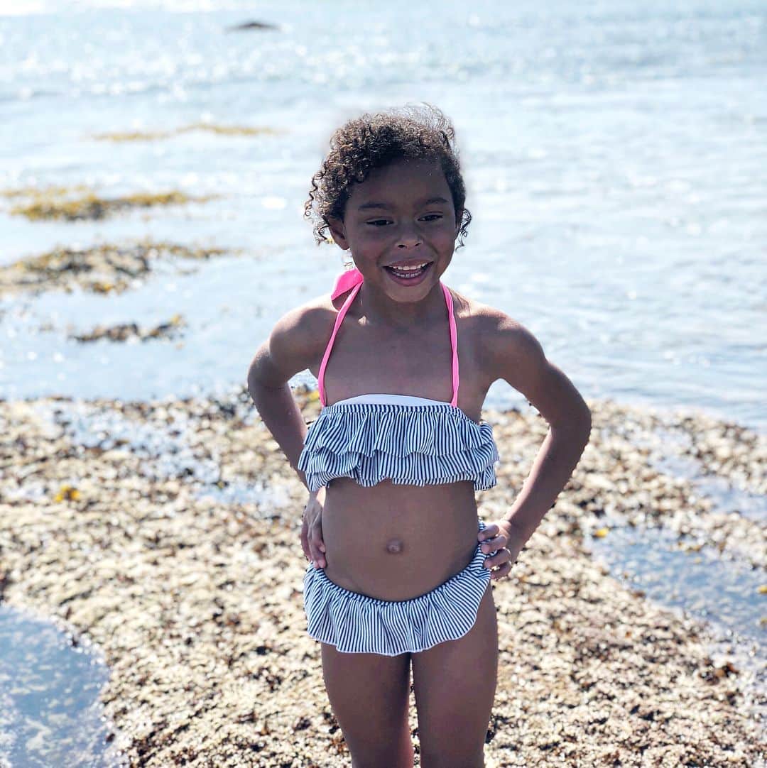 キャサリン・ハイグルさんのインスタグラム写真 - (キャサリン・ハイグルInstagram)「It is this extraordinary creatures birthday. Adalaide Marie Hope Kelley is many many wonderful and perfect things! She’s all fire and feistiness. She’s warm morning snuggles and late evening cuddles. She is a fierce and bossy lover of animals, her sister, her cousin and her little brother. She will stone cold shut you out if you cross her but be the first to smile in a staring contest. She laughs at all her own jokes and twice as hard at yours and would eat nothing but sweets all day if I let her (saying no to skittles earns me one of those stone cold shut outs!) She asked for nothing but baby dolls for Christmas and her birthday and spends hours fussing over all of them like the tender hearted mama she is in her soul. She has brought me an abundance of joy, laughter, love and purpose. She has grounded my life and my path with her fire and passion her love and loyalty her courage and glee. I’m heartbroken that I was not home to celebrate with my girl today but I will close my eyes now and picture her wrapped up in my arms and hope that my out of tune FaceTime Happy Birthday song stuck in her heart and filled her up with all my unconditional love on her very special day! I love you peanut! Like...A LOT!! HAPPY HAPPY BIRTHDAY!! 🎁 ❤️❤️🎉🎂😘」4月4日 10時44分 - katherineheigl