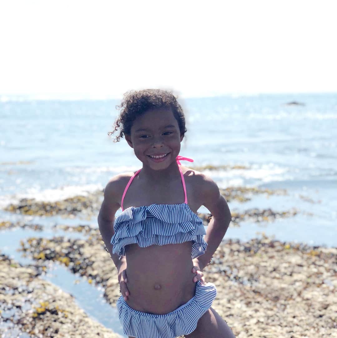 キャサリン・ハイグルさんのインスタグラム写真 - (キャサリン・ハイグルInstagram)「It is this extraordinary creatures birthday. Adalaide Marie Hope Kelley is many many wonderful and perfect things! She’s all fire and feistiness. She’s warm morning snuggles and late evening cuddles. She is a fierce and bossy lover of animals, her sister, her cousin and her little brother. She will stone cold shut you out if you cross her but be the first to smile in a staring contest. She laughs at all her own jokes and twice as hard at yours and would eat nothing but sweets all day if I let her (saying no to skittles earns me one of those stone cold shut outs!) She asked for nothing but baby dolls for Christmas and her birthday and spends hours fussing over all of them like the tender hearted mama she is in her soul. She has brought me an abundance of joy, laughter, love and purpose. She has grounded my life and my path with her fire and passion her love and loyalty her courage and glee. I’m heartbroken that I was not home to celebrate with my girl today but I will close my eyes now and picture her wrapped up in my arms and hope that my out of tune FaceTime Happy Birthday song stuck in her heart and filled her up with all my unconditional love on her very special day! I love you peanut! Like...A LOT!! HAPPY HAPPY BIRTHDAY!! 🎁 ❤️❤️🎉🎂😘」4月4日 10時44分 - katherineheigl