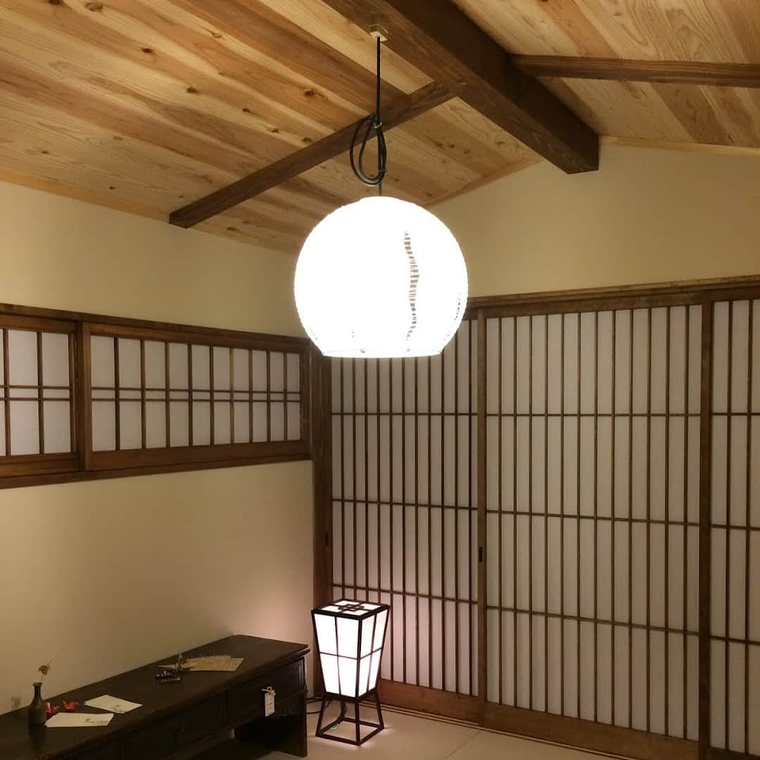 宇田見建設さんのインスタグラム写真 - (宇田見建設Instagram)「町屋の家 ・ 船底天井の和室は、お祖母様のくつろぎの場 ・ #高知県  #宇田見建設  #オリジナル建具  #格子戸  #和室 #船底天井  #住宅  #町屋」4月4日 10時52分 - utamikensetsu