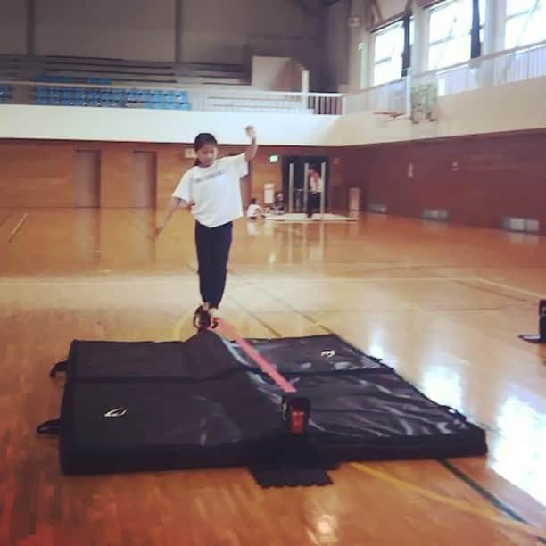 大杉徹のインスタグラム：「ないす〜！ Cartwheel  she is so good!:) next generation! @lukasirmler check it out :) #gibbonslacklines #slackline #スラックライン #教室 #スクール #側転 #Cartweel #slacklife」