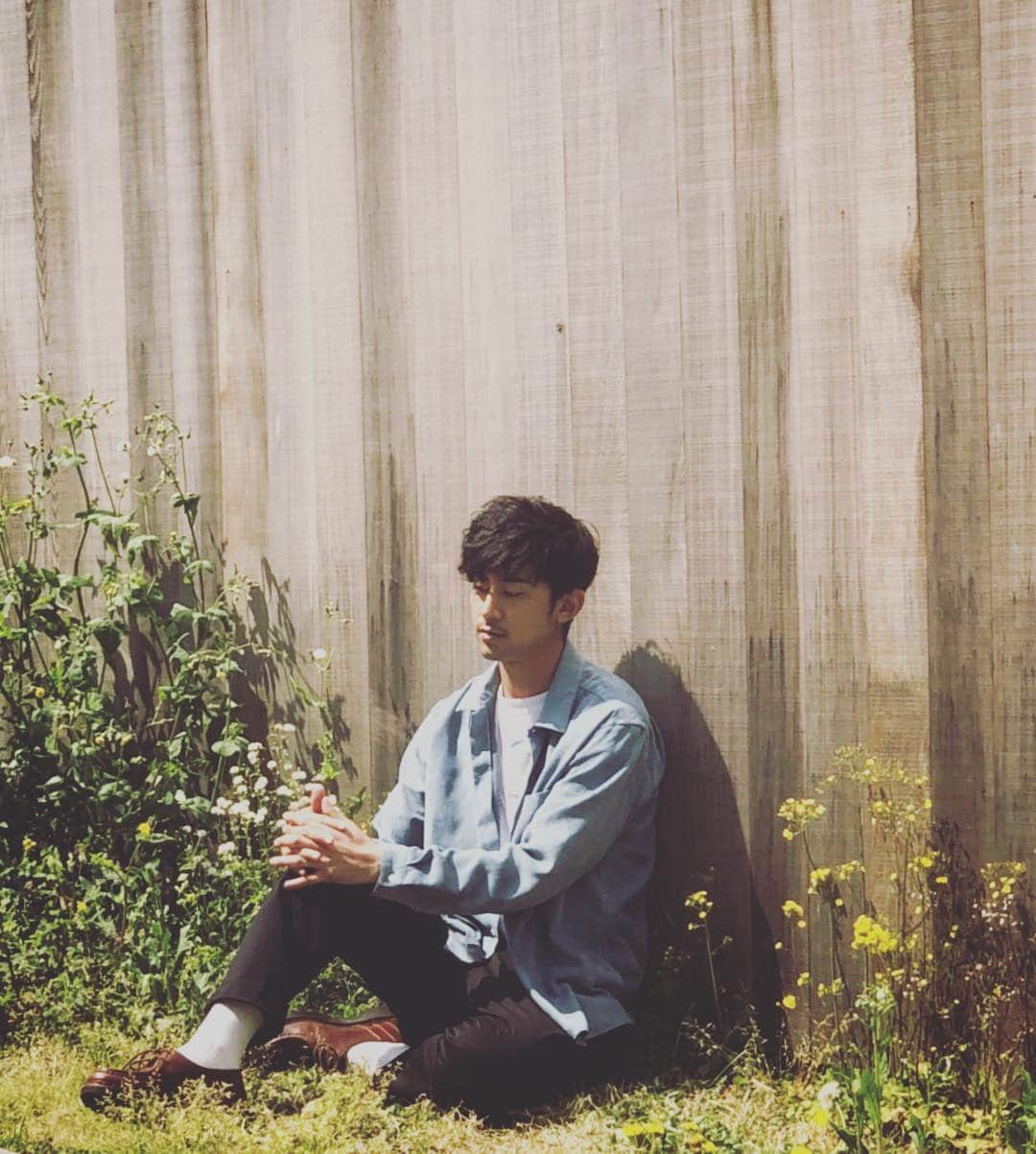 のインスタグラム：「#日向ぼっこスタイル . MV撮影。 午前の部...完。 . 仕上がりが楽しみです🌞 . . . THREE1989【UMBRELLA】 4月25日 発売"JET BLUE" . .  衣装タグ付けました🏷 @_ciaopanic_  @beautyandyouth_official  @dilemma_jp_official  @last__lab . . .  #THREE1989 #UMBRELLA #JETBLUE #fashion #musicvideo #ciaopanic #unitedarrows #spring #photography #shirts #pants #paraboot #tshirt #70s #80s #90s #music #terracehouse #テラスハウス」