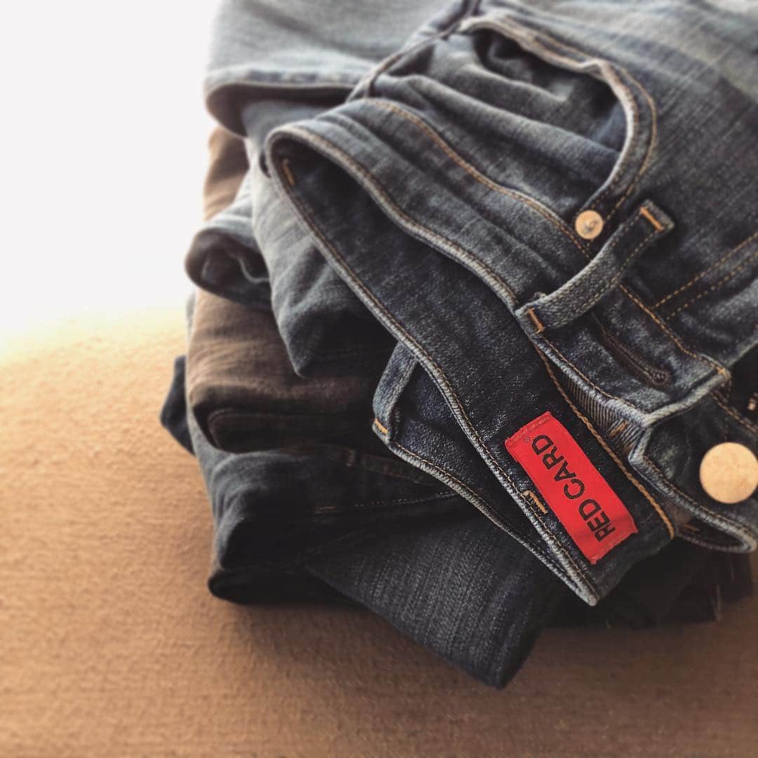 のインスタグラム：「20th、25th.、 、、とずっと愛用してきたRED CARDのAnniversaryシリーズ。 今季のワードローブには、「Anniversary」としてロゴとともにリニューアルした新作をnew inすることに。#新作の3モデル #全部欲しい #まずはhighriseを投入👖 #redcardtokyo #redcard #レッドカードデニム」