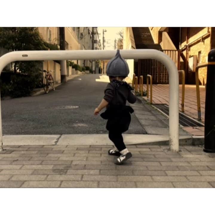 のインスタグラム：「#スレスレ〜 ☝🏻(←IKKOさん的な) . . #とんがり帽#1y3m#daughter#mom#公園#子育て」