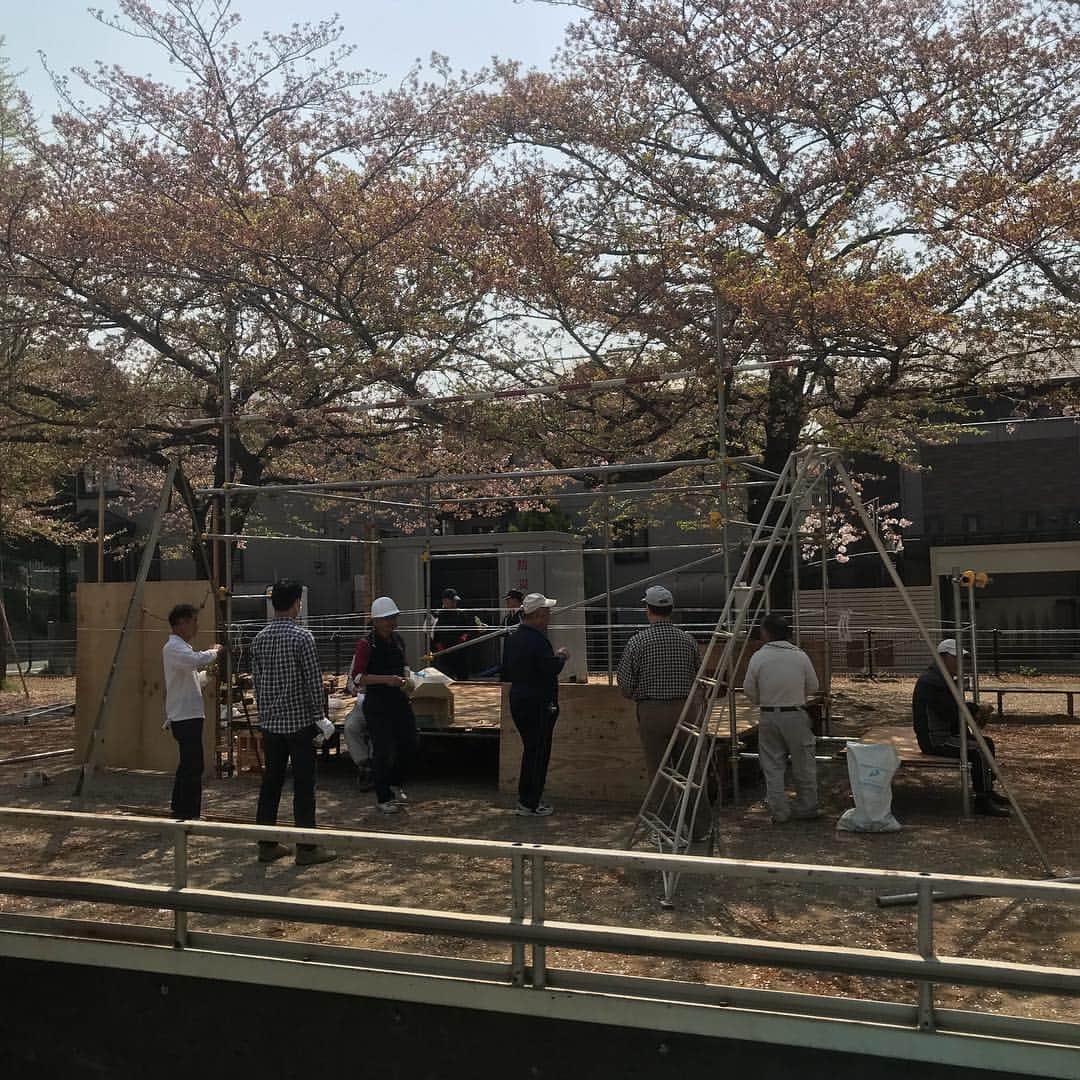 のインスタグラム：「毎年恒例。 祭りの舞台造り。 桜祭りですが桜は散りました。 しかも土曜日雨予報。 今年も焼き芋担当します。」