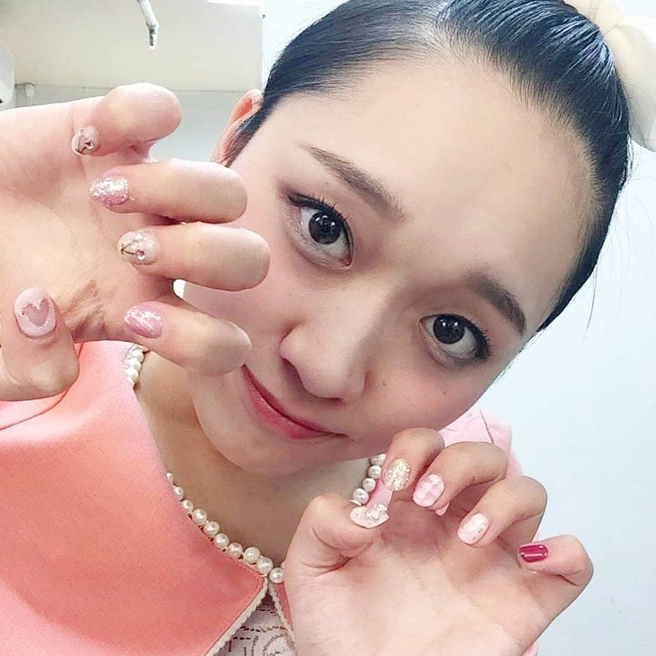 松浦景子さんのインスタグラム写真 - (松浦景子Instagram)「過去一番食べてみて美味しかったネイル。 #ネイルやってる時間あったらネタ作れ #違うんですこれは現実逃避なんです  今週は、なんばグランド花月の新喜劇に出演させていただいてます✨  座長は、我らが信濃岳夫さん💕  めちゃくちゃ面白い面白すぎる&感動な新喜劇です🌟  そして、昨日、とあるDVDの収録をしました💃 大丈夫やったかしら私😂 どうなるのかな😍  そして、急遽なのですが 明日、なんばグランド花月の一日支配人です！ レイチェルさんとです👸  明日の夜は、なんばグランド花月NGK夜イベントにも少し出ます💪😌 .  土曜日あたりから、色々、あれ、やるよ。 がんびれわたひ。  #吉本新喜劇#よしもと新喜劇#吉本#新喜劇 #なんばグランド花月#NGK #信濃岳夫#しなちゃん#しなちゃんダンス #白リボン#松浦景子#ピンクネイル#💅#pinknail#pinkstagram#pinkgirl#balletnail#balletdancer#さくらんぼネイル#サクランボネイル#チェックネイル#ギンガムチェックネイル#ハートネイル#キラキラネイル#バレエダンサー#バレリーナ#ピンク大好き#ピンク大好き芸人」4月4日 12時31分 - pinkpinks13