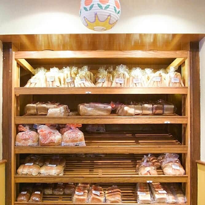 マリアナ政府観光局さんのインスタグラム写真 - (マリアナ政府観光局Instagram)「サイパンの老舗ベーカリー🍞 @hermansmodernbakery  サイパンでは知らない人はいないと言われるハーマンズモダンベーカリー。日本統治時代に日本人からパン作りを教わったハーマンおじさんが1944年に独立して開いたというサイパンの老舗ベーカリーです。  イートインスペースか併設された空港近くのお店は、焼き立てパンのほかクッキーやケーキ、お菓子などがずらりと並び、いつも美味しい匂いが漂います😋  昔ながらの素朴で優しい味わいに癒やされてリピートするファンは、観光客にも多いのだとか✨  人気のクッキーやアンパン、伝統菓子のグズリア、アピギギはガラパンのTギャラリアサイパン by DFSでも買うことができ、サイパン旅行のお土産にもおすすめです♪  #サイパン #ハーマンズモダンベーカリー #パン #ベーカリー #パン屋 #懐かしい味 #マリアナ #マリアナ政府観光局 #hermansmodernbakery #saipan #saipantrip #bakery #northernmarianaislands #mymarianas #marianavisitorsauthority」4月4日 12時30分 - mymarianas_mva
