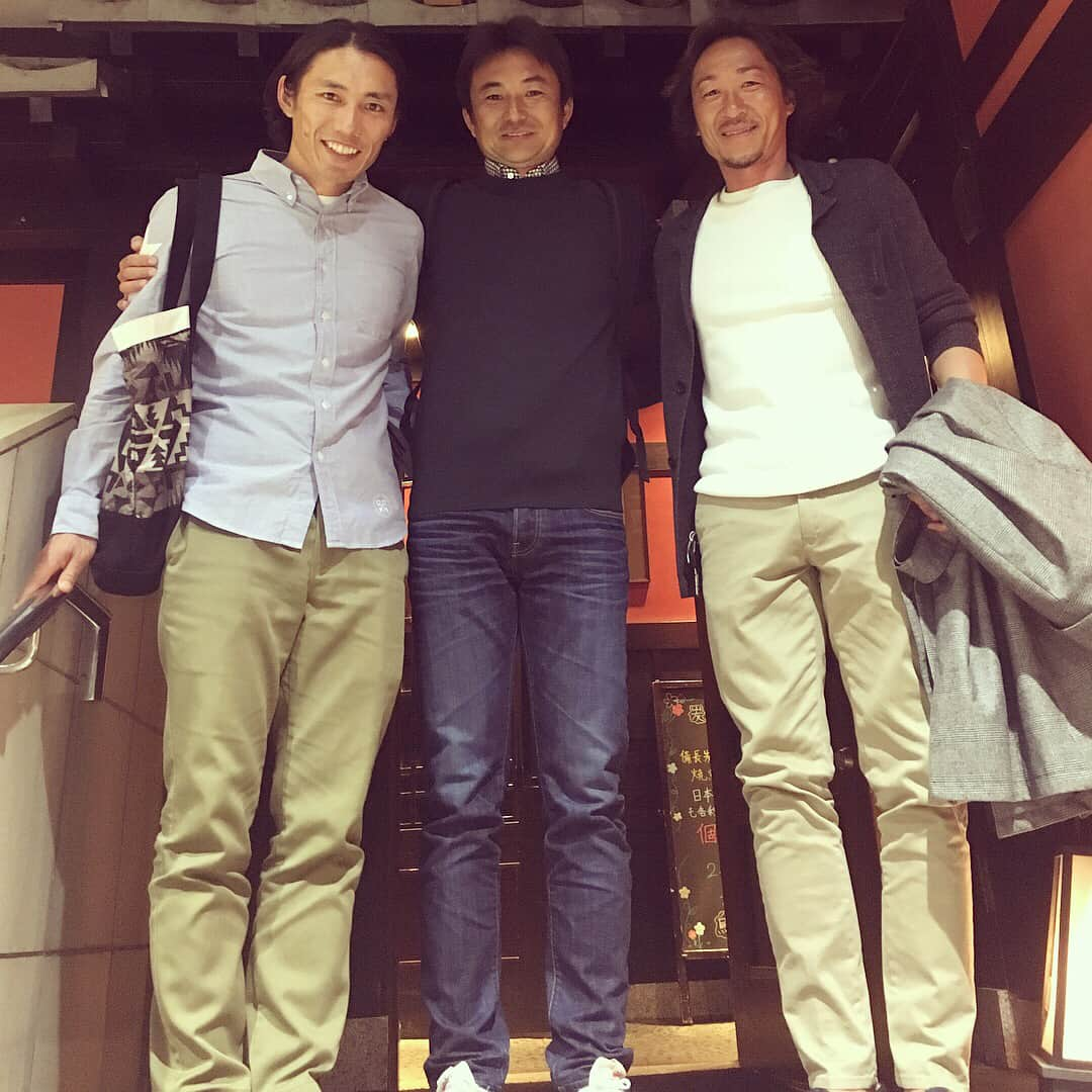 石川直宏さんのインスタグラム写真 - (石川直宏Instagram)「昨日は新横浜で行われたジュニアユースの試合を観戦後、食事しながら昔話やそれぞれのサッカー観について熱く語り合いました！ 昨年ベルギーアンデルレヒトでの研修から帰ってきた横浜Fマリノスジュニアユース監督の坪さん、アビスパ福岡で現役引退した坂田とは20年来の付き合い。 坪さん、また語りましょう♪ 坂田、現役生活お疲れ様でした✨ #坪倉進弥 #横浜Fマリノスジュニアユース監督 #坂田大輔 #サンキュー坂田 #アビスパ福岡 #横浜Fマリノスユース #Fマリノスユース黄金時代 #fctokyo #FC東京 #tokyo #fctokyoclubcommunicator #FC東京クラブコミュニケーター #CC」4月4日 12時59分 - sgss.18