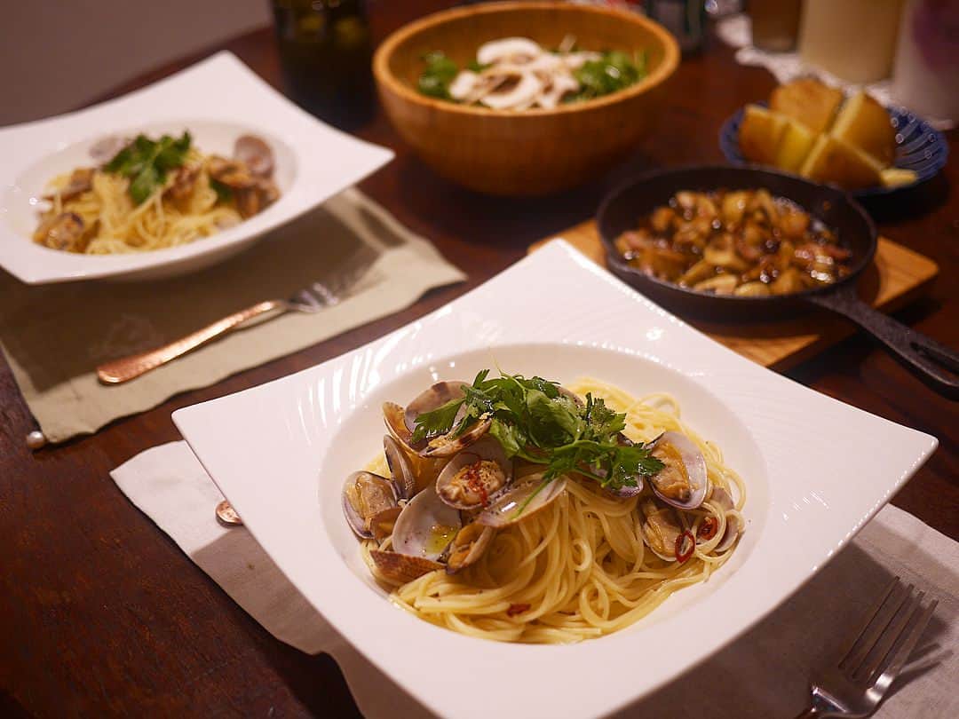 のインスタグラム：「・ 先日の食卓🏡🍴 我が家の定番、#ボンゴレビアンコ 🍝 後は、サラダと、マッシュルームとベーコンのアヒージョと、じゃがバターで簡単メニュー😛 ・ あさり大好き人間なので、今の旬の時期、たくさんあさり使って料理したい🍳 ・ 今夜の献立は何にしようかなぁ〜🤔 __________________________ #お家ごはん #instafood #food #パスタ #Pasta #ふたりごはん #自炊 #おうちごはん #食卓 #アキロン飯 #毎日パスタでもいい #パスタ大好き」