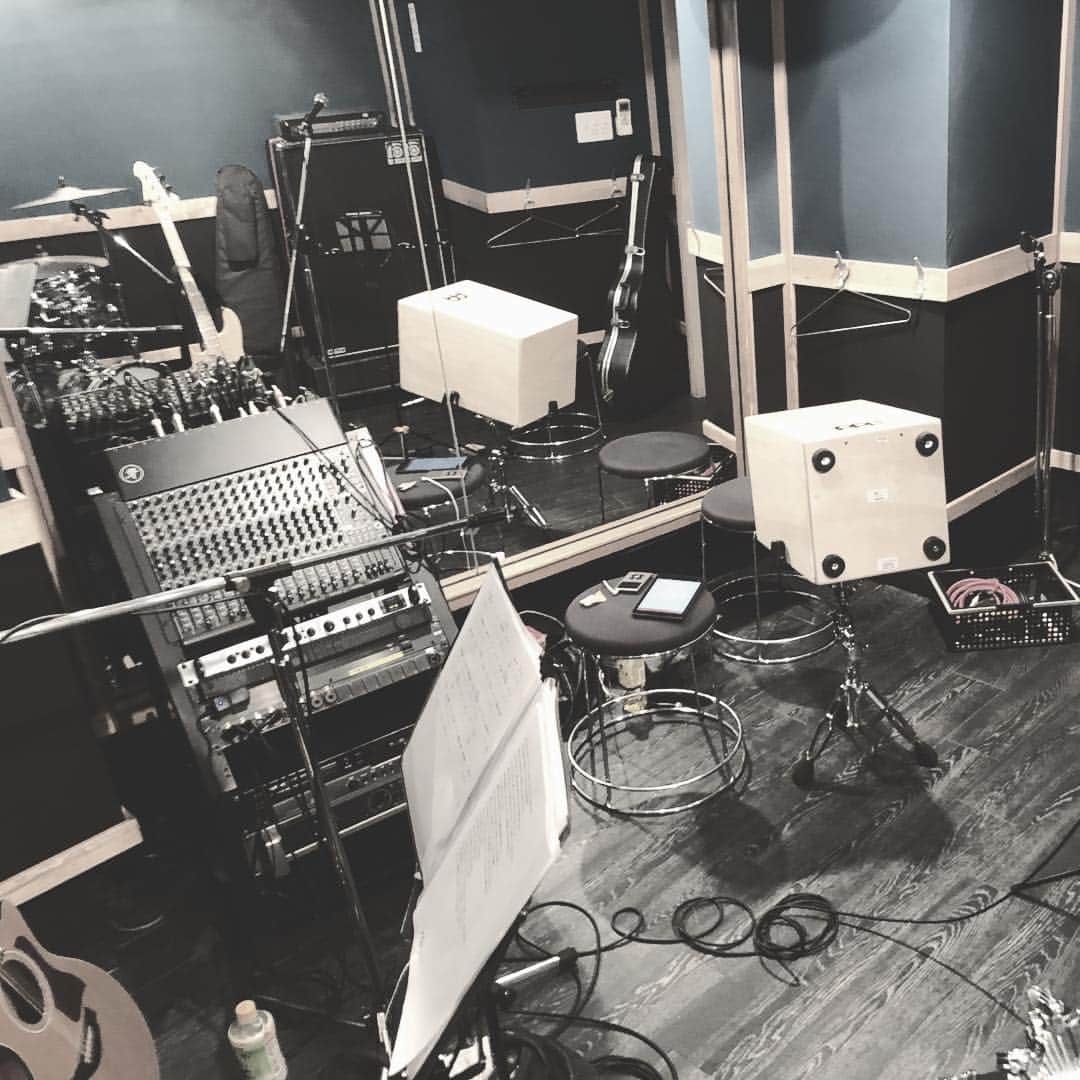 のインスタグラム：「リウさんとアコースティックセッションのリハ。  新曲あり難曲ありと、 段々とストイックなセッションになっている様な気が…」