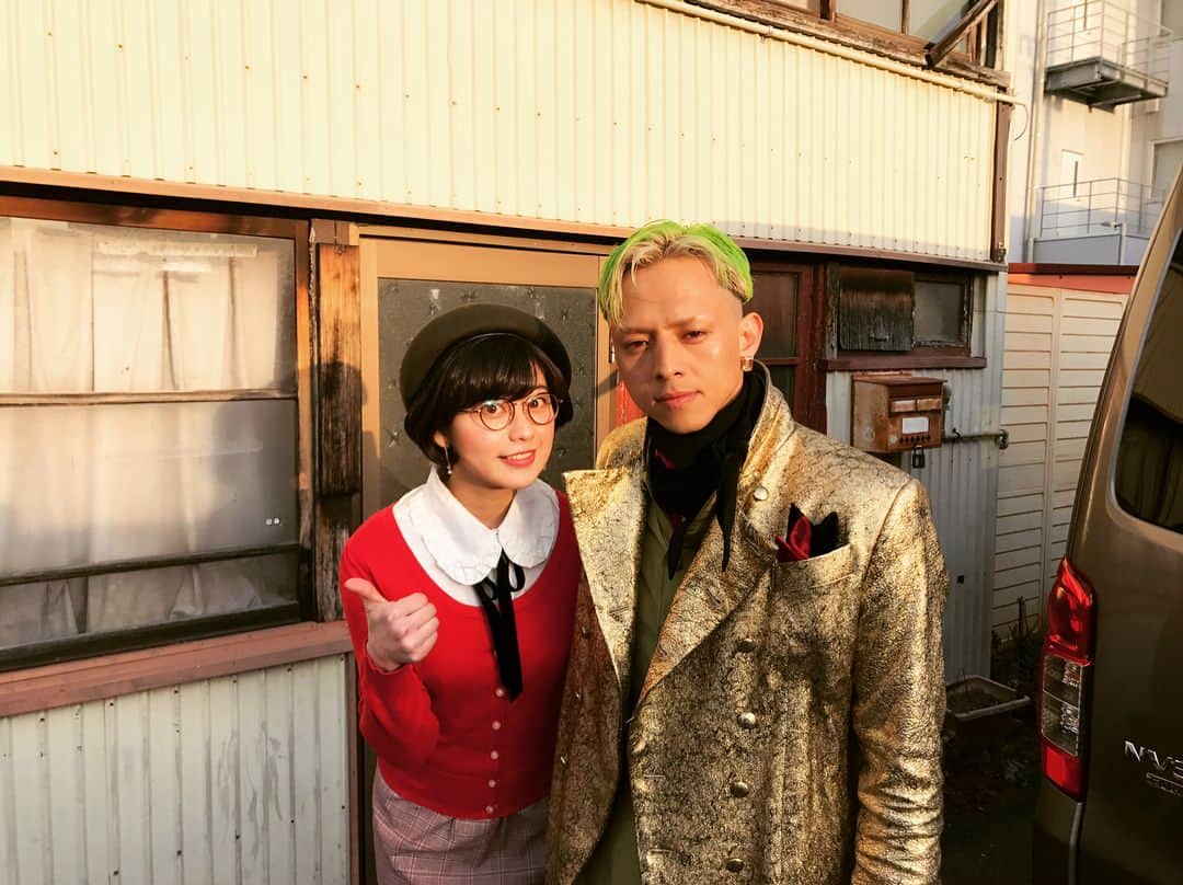 冨手麻妙さんのインスタグラム写真 - (冨手麻妙Instagram)「『クソ野郎と美しき世界』公開まであと少し。  4月6日公開！！！ 私はエピソード1の『ピアニストを撃つな！』にマコちゃん役で出演しております。  写真はマイブラザー真之介くん。ファンタスティック！！！ どうぞよろしくお願いします。  #クソ野郎と美しき世界 #ピアニストを撃つな #園子温 #エピソード1 #sionsono #稲垣吾郎 さん #浅野忠信 さん #満島真之介 さん #馬場ふみか さん #新しい地図 #東宝シネマズ新宿」4月5日 1時18分 - amitomite