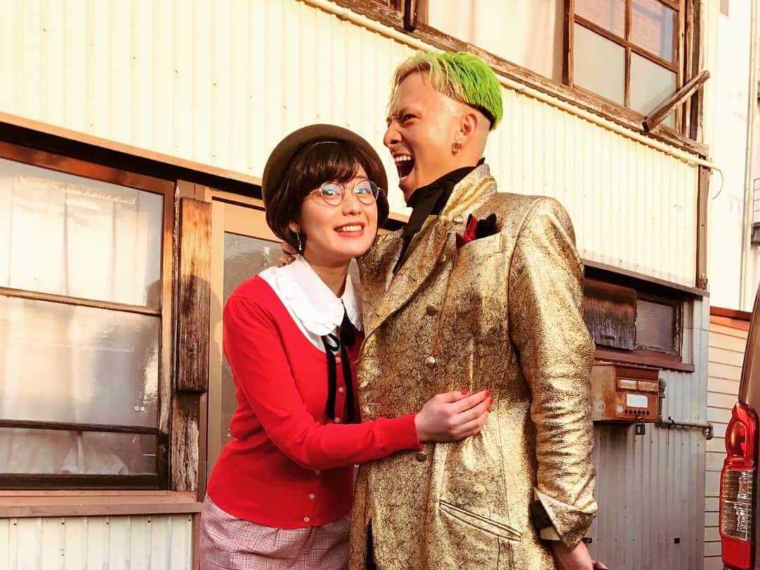 冨手麻妙さんのインスタグラム写真 - (冨手麻妙Instagram)「『クソ野郎と美しき世界』公開まであと少し。  4月6日公開！！！ 私はエピソード1の『ピアニストを撃つな！』にマコちゃん役で出演しております。  写真はマイブラザー真之介くん。ファンタスティック！！！ どうぞよろしくお願いします。  #クソ野郎と美しき世界 #ピアニストを撃つな #園子温 #エピソード1 #sionsono #稲垣吾郎 さん #浅野忠信 さん #満島真之介 さん #馬場ふみか さん #新しい地図 #東宝シネマズ新宿」4月5日 1時18分 - amitomite