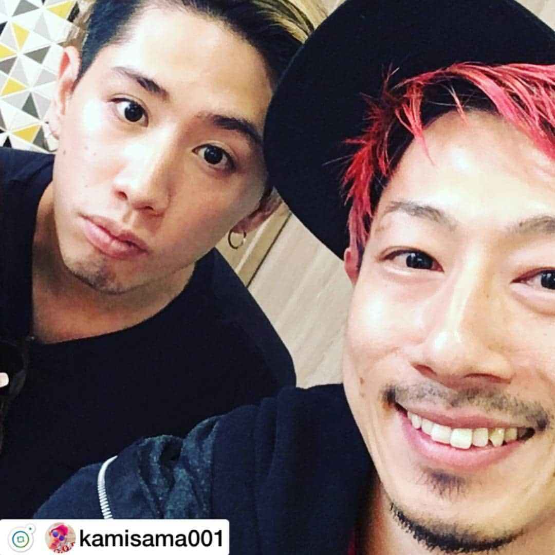 unopulir_kyobashi_officialのインスタグラム：「. unopulir梅田店の神吉マネージャーが！ . one ok rockのTAKAさんのヘアメイクを！！ . 担当しました！！！ . . ツアー中のone  ok rock、TAKAさん✨ . ツアー中に変化するヘアカラーもぜひお楽しみに✋ . . #oneokrock 【ambitious tour2018】  実は実は😜 今回の#ワンオクロック のツアーの#taka のヘアカラーを御縁があって担当させて頂きました^ ^ 美容師として最高の仕事させてもらいましたよ⭐︎ ライブの演出、衣装、構成しっかり踏まえて最高にカッコいいヘアデザインをさせて頂きました！！！ @takatokuyama さんのお陰です。 感謝してもしきれない。 今回の仕事を通して頑張り続ける事でチャンスが訪れる事、たくさんの人の関わりに感謝し、そして美容師としての新たなチャンスや自信を持つことができました。 TAKAさんありがとうございました。 とても優しく、プロ意識が高く、人としても惚れてしまいますし刺激頂きました。 またお会いできることを楽しみにするとともに、さらに負けないように自分も頑張ろうと思えた。 誰にも起こらない奇跡。 こんな機会は一生のうちに何回あるのだろう。 ライブにもご招待頂きましてありがとうございました。 ワンオク最高でした。 まだツアー続きますが、僕のカラーはこのツアー中にまだ進化するんです^ ^ 楽しみです⭐︎ 会社に、社長に、徳山さんに、oneokrockに、TAKAさんにほんと感謝です。 ありがとうございました⭐︎ #oneokrock #taka #ワンオク#ワンオクロック#10969 #ウノプリール #unopulir #unopulirumeda #ivyunopulir #ambitions #エイプリルフール#京セラドーム #ヘアカラー担当#ライブ#美容師#完全感覚dreamer #oor  @takatokuyama @10969taka @unopulirumeda  THANKS🤚  #美容 #美容室 #梅田美容室 #茶屋町 #梅田 #ヘアスタイル#ハイライト #アディクシーカラー#ヘアカラー #instagood #いいね @leveragenewyork」