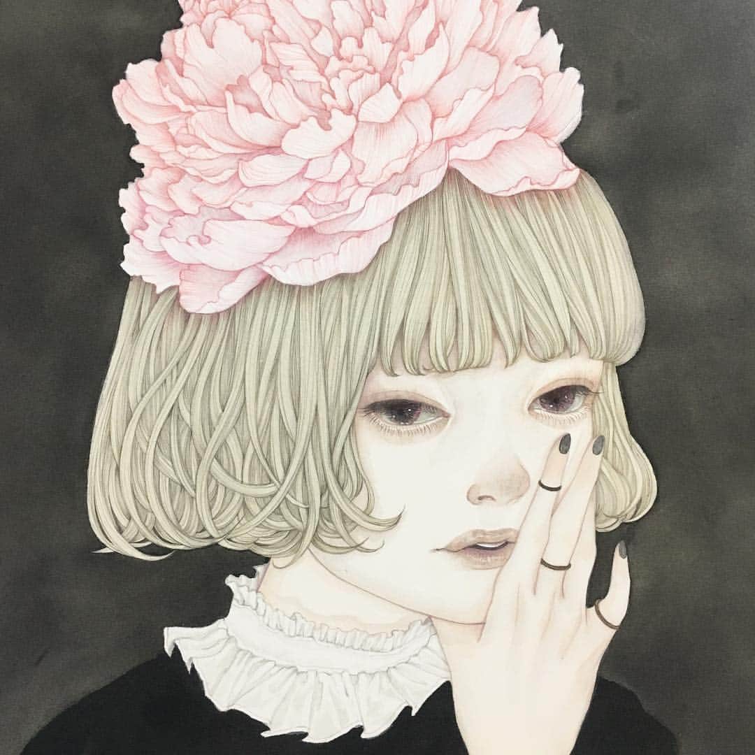 佐久間友香のインスタグラム：「detail アートクロスに墨、岩絵具、アクリル絵具 natural mineral pigments, Japanese ink ,acrylic paint on art cloth #illustration #art#japanesepainting#日本画#イラスト#アート#絵#芍薬」