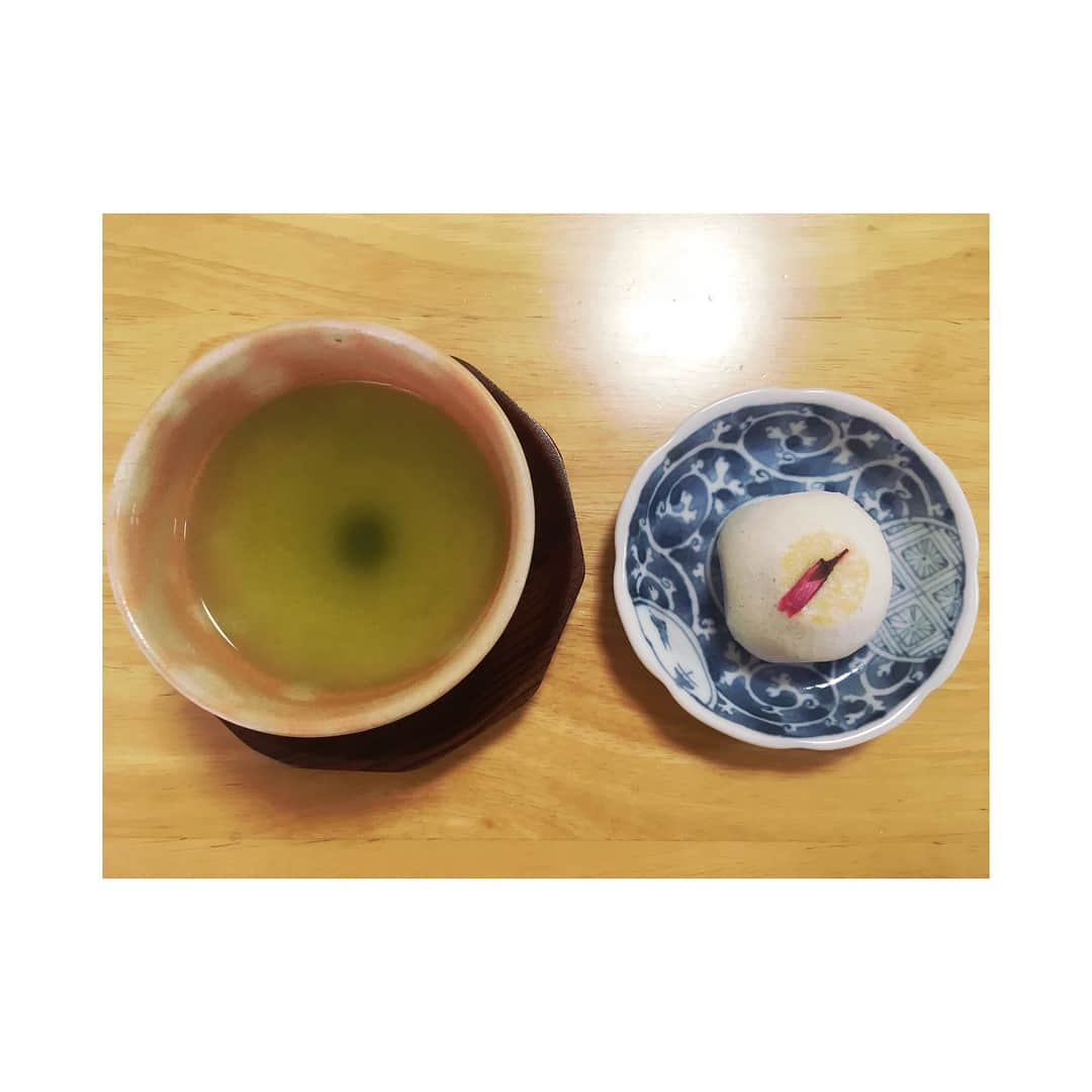 井上貴美さんのインスタグラム写真 - (井上貴美Instagram)「お着物な日。 桜のおまんじゅういただきました☺︎ オフの日もしっかり、ちゃっかり食べてますね。 #kimono #cherryblossom #おまんじゅう」4月4日 17時04分 - takami__213
