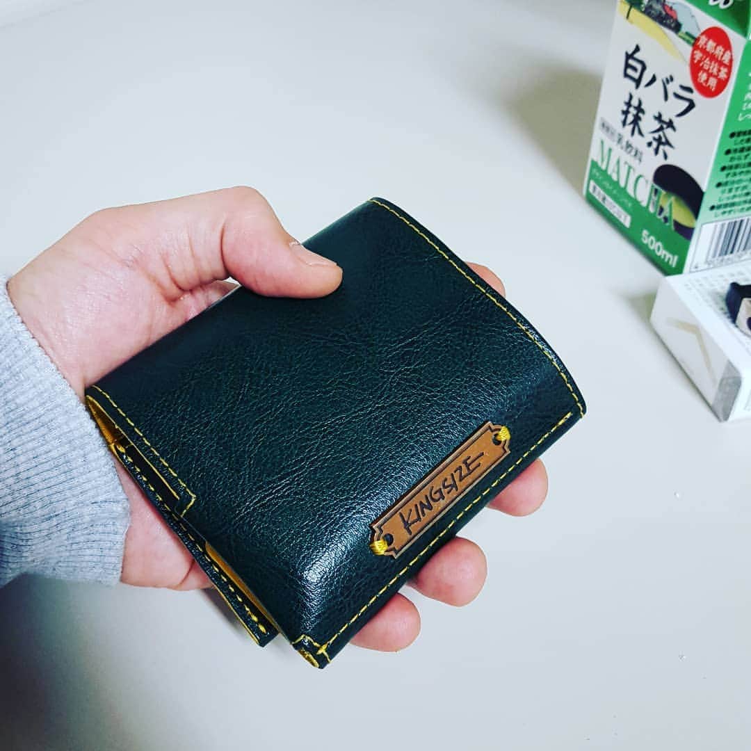 のインスタグラム：「KINGSIZE×LPWの財布！ 赤と緑めちゃくちゃ迷ってこっちにした！😆 使い始めて2ヶ月ぐらい。 ちょっと味出てきたかなぁ。。 サイズ感もちょうど良い Club行く時用にもNice✌  http://www.dissident1.com/phone/product/41963  #kingsize #キングサイズ #kingsize×lpw #kingsize_05」